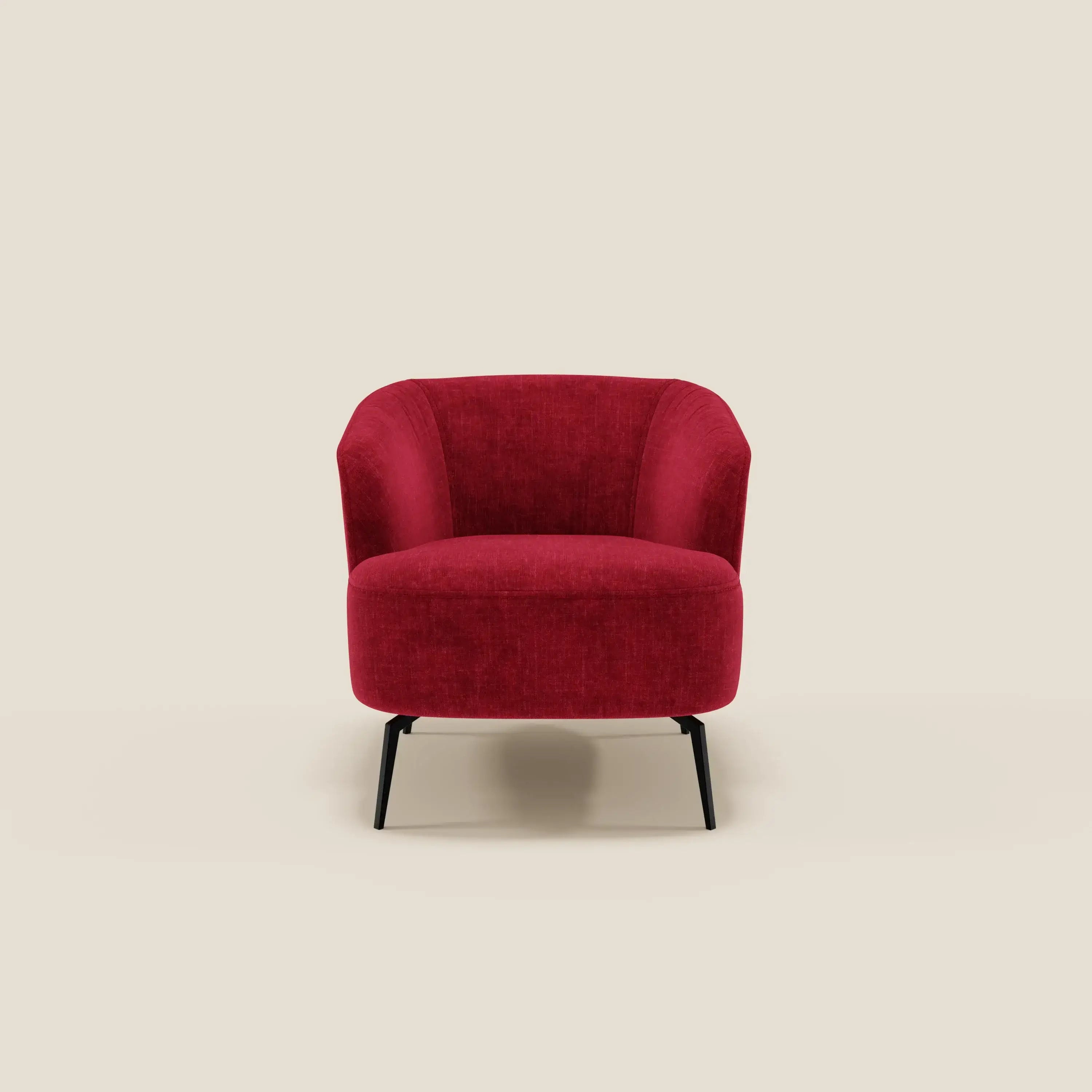 La poltroncina Renoa dall'eleganza moderna in tessuto smacchiabile T24 rosso bordeaux di Divani.Store, con lati curvi e gambe in metallo nero, è al centro su fondo beige chiaro. Seduta e schienale offrono un comfort ergonomico dal design minimalista.