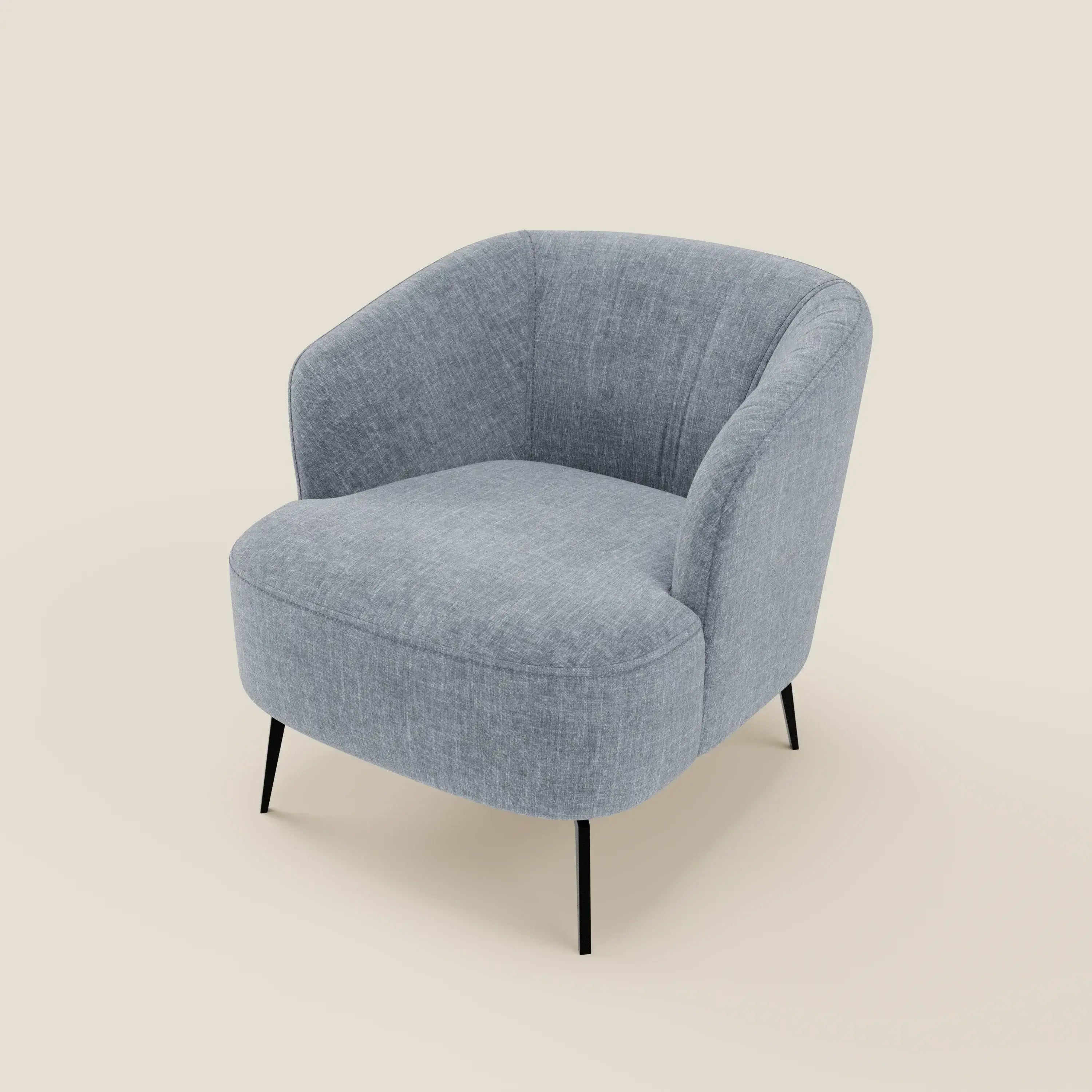 La poltroncina Renoa di Divani.Store è caratterizzata da un moderno schienale curvo e braccioli, rivestiti in tessuto antimacchia T24 carta da zucchero, con un'ampia seduta su sottili gambe in metallo nero. In questo caso, lo sfondo è beige chiaro.