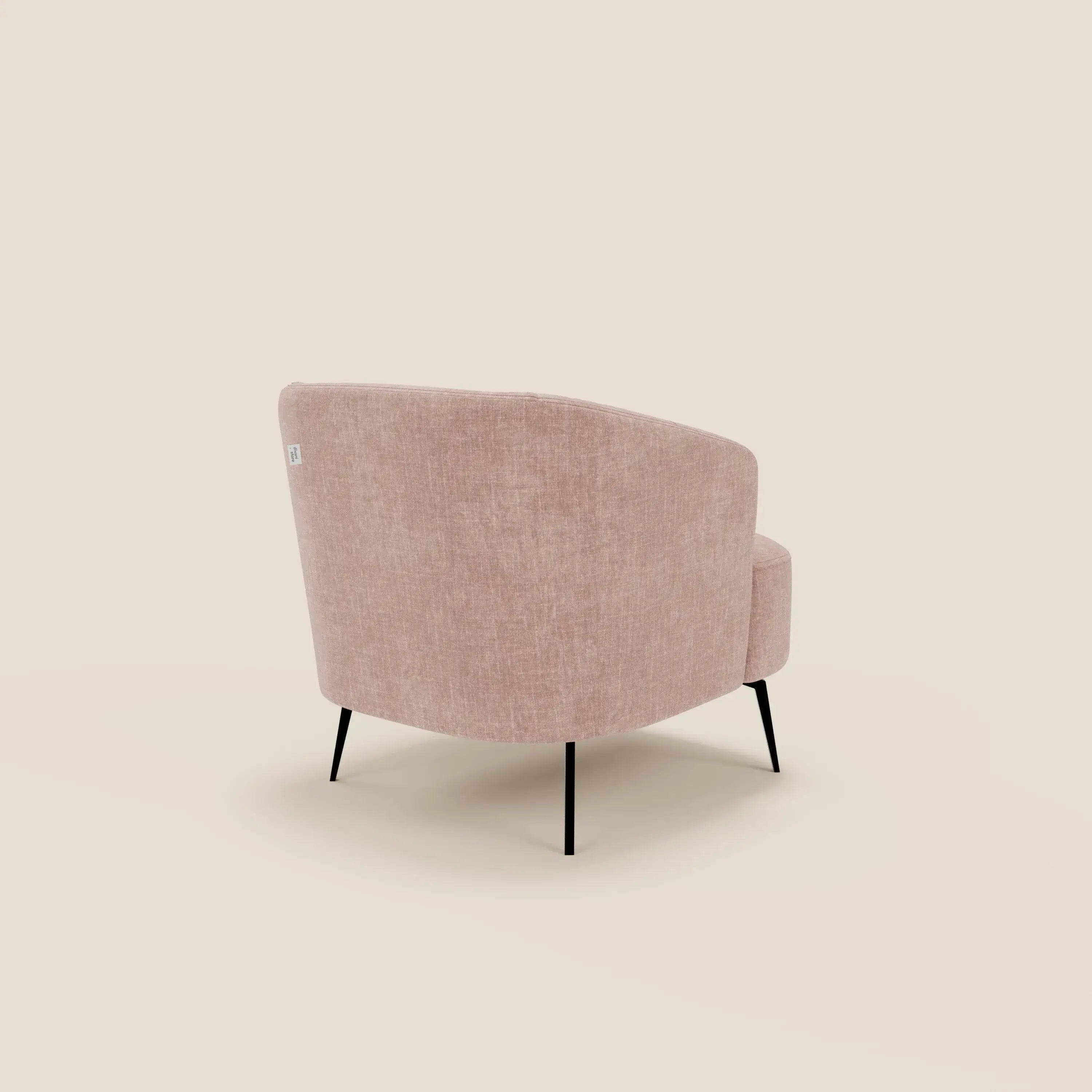 La poltroncina Renoa dall'eleganza moderna di Divani.Store, rivestita in tessuto smacchiabile T24 rosa cipria, presenta uno schienale arrotondato e sottili gambe in metallo nero. La poltroncina è vista da dietro su uno sfondo beige.