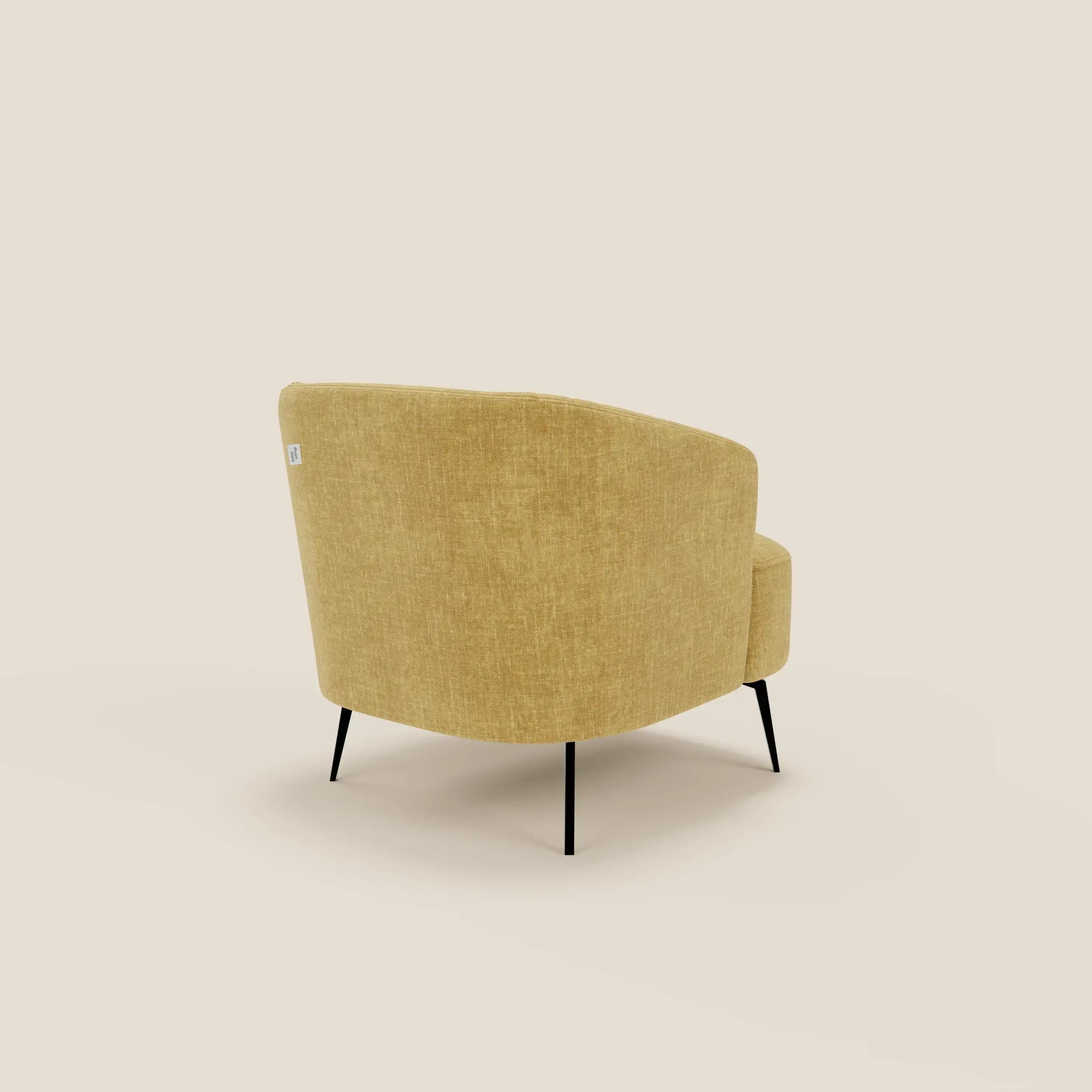 La poltroncina Renoa dall'eleganza moderna in tessuto smacchiabile T24 giallo di Divani.Store, caratterizzata da uno schienale curvo e da sottili gambe in metallo nero, è esposta su uno sfondo beige a tinta unita, leggermente inclinato.