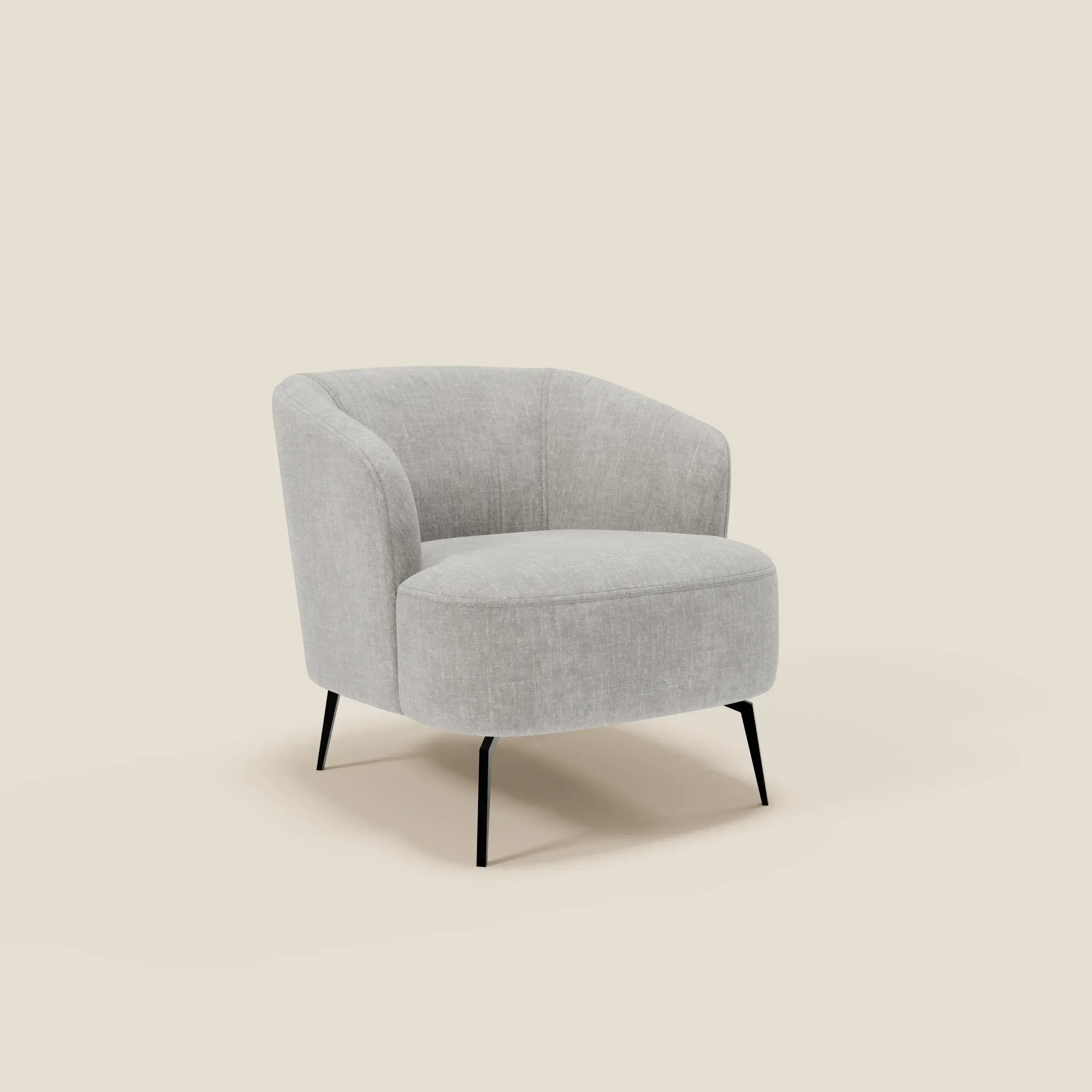 La poltroncina Renoa di Divani.Store, in tessuto smacchiabile T24 grigio e gambe nere, unisce il design moderno al comfort avvolgente per uno spazio abitativo elegante e accogliente.