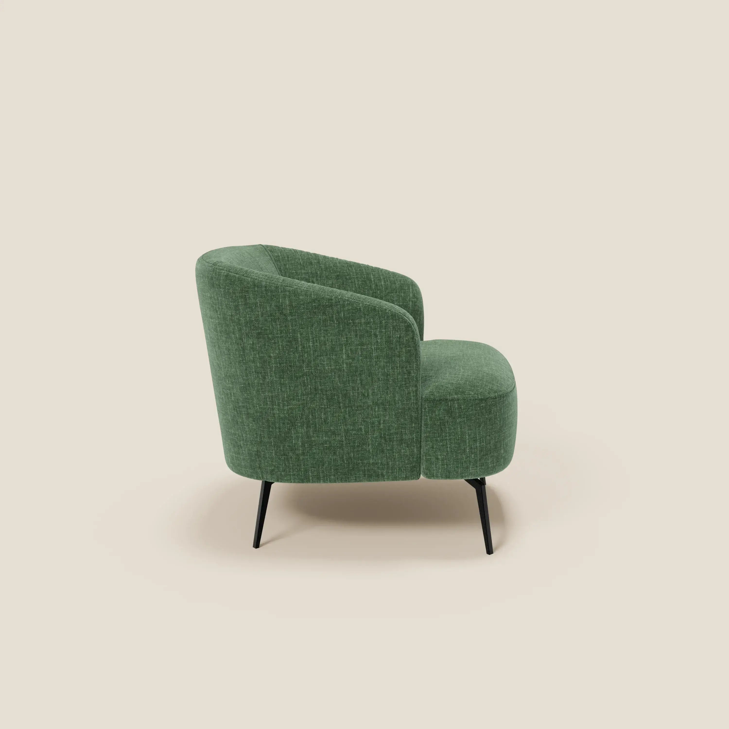 La poltroncina Renoa dall'eleganza moderna in tessuto smacchiabile T24 verde oliva di Divani.Store è presentata di profilo con schienale e seduta arrotondati, gambe sottili in metallo nero e un look elegante e minimalista su uno sfondo beige chiaro.