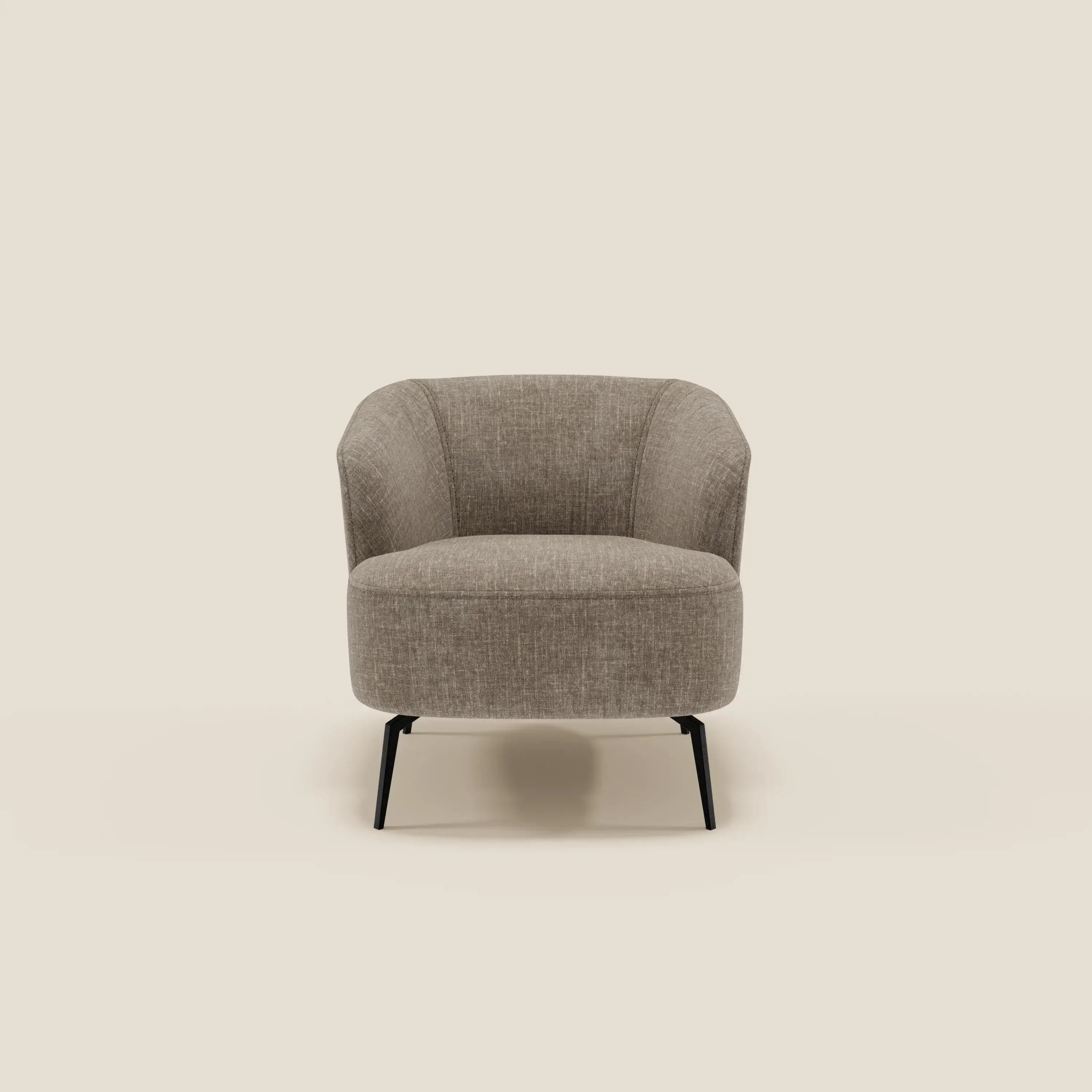 La poltroncina Renoa di Divani.Store presenta un design moderno con tessuto antimacchia T24 color tortora, schienale e braccioli arrotondati per un comfort ergonomico, quattro sottili gambe in metallo nero, il tutto su uno sfondo beige chiaro.