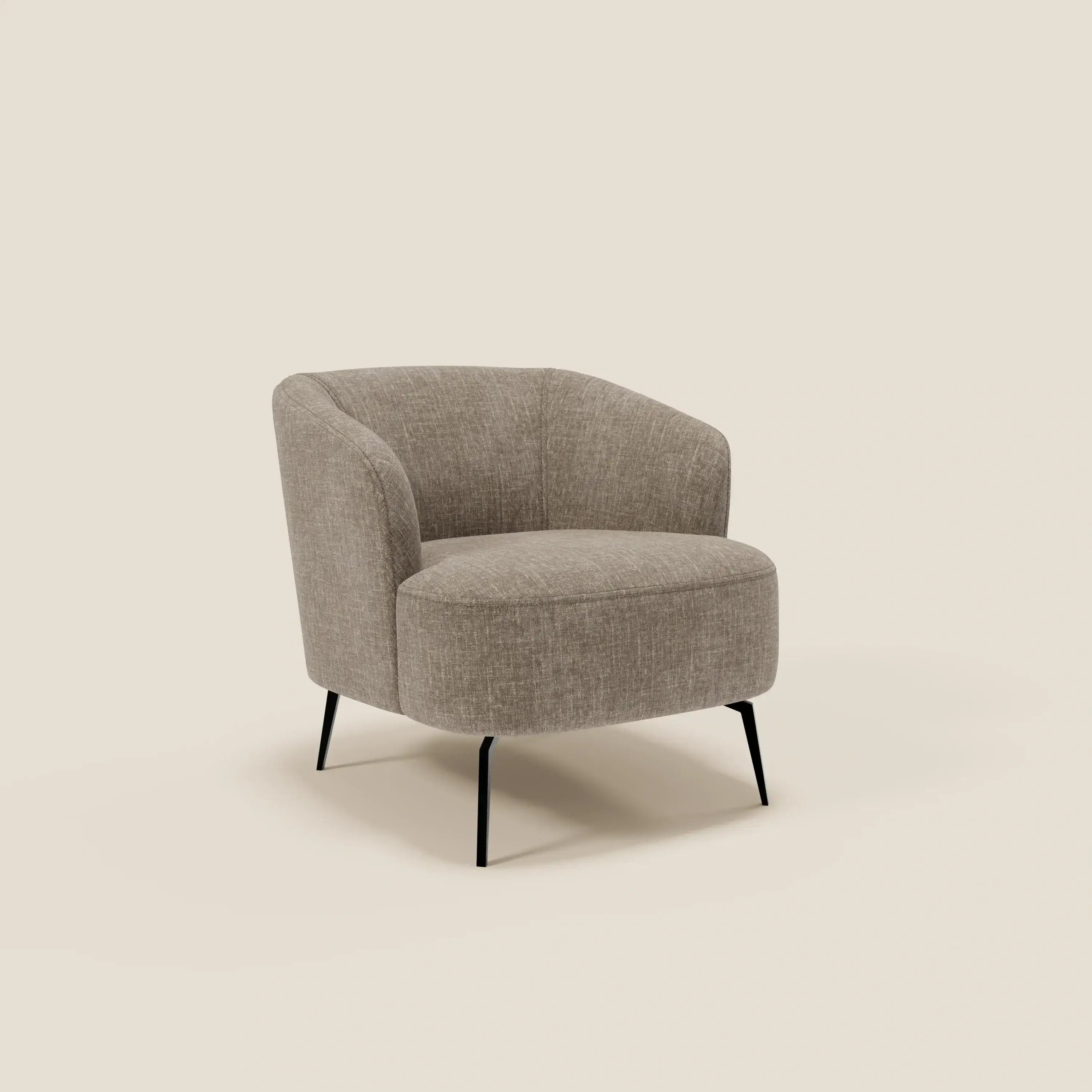 La poltroncina Renoa di Divani.Store presenta un elegante design moderno con tessuto antimacchia T24 marrone chiaro, schienale e seduta curvi e quattro sottili gambe in metallo nero leggermente divaricate verso l'esterno.