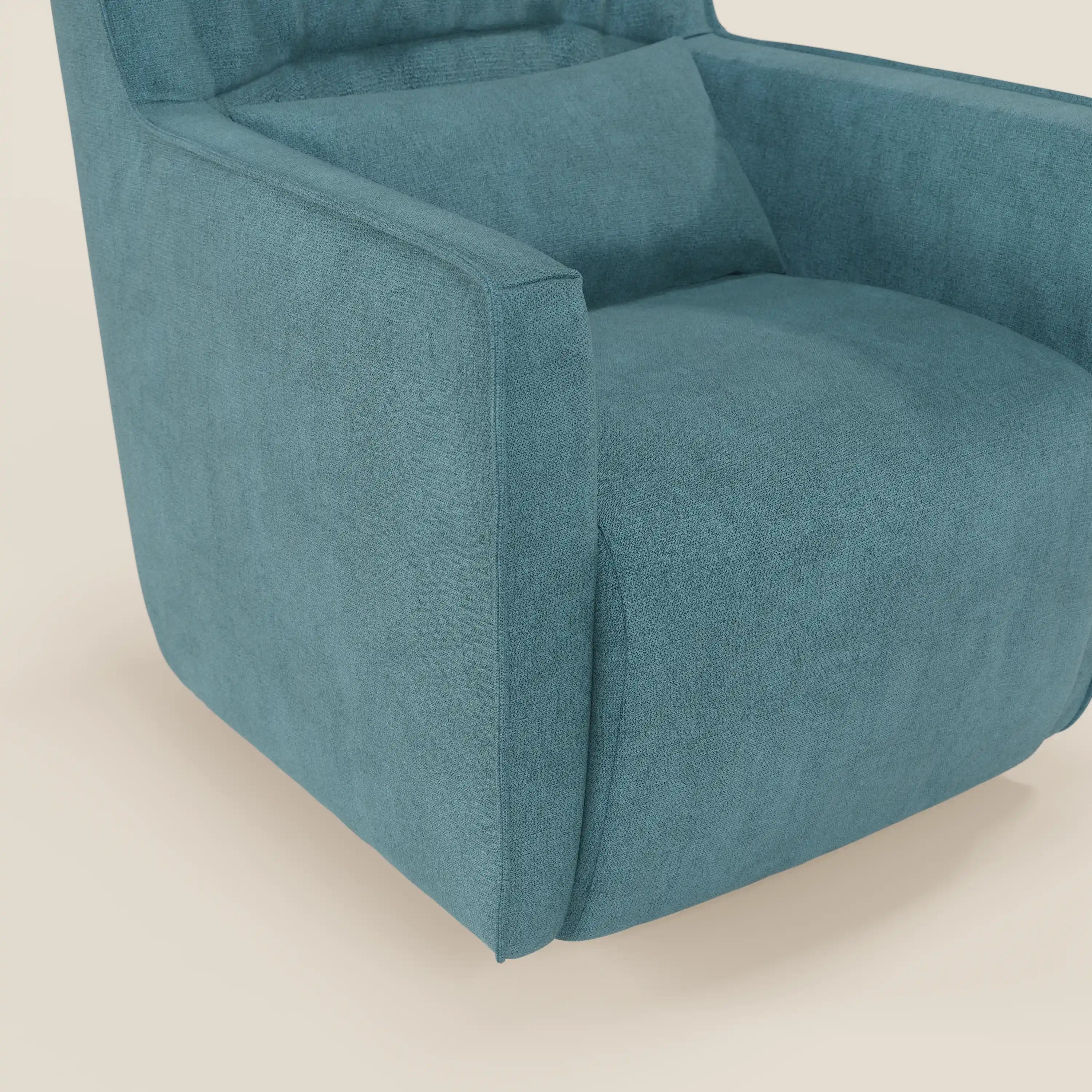 Primo piano della poltrona girevole Tulla in tessuto impermeabile T02 azzurro di Divani.Store, con ampi braccioli imbottiti, un cuscino di seduta spesso e un cuscino di schienale coordinato, su uno sfondo chiaro.