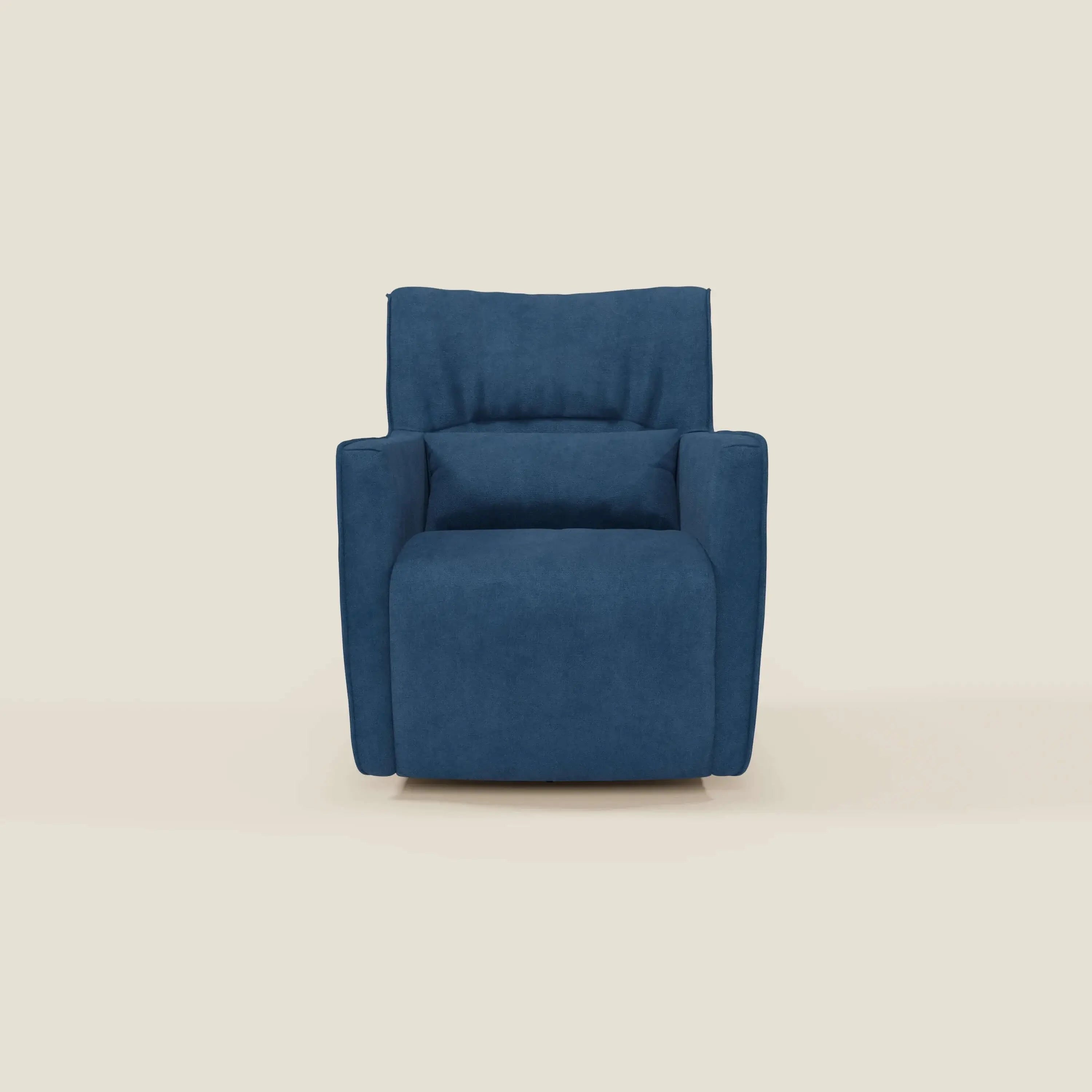 Tulla Poltrona girevole in tessuto impermeabile T02 blu di Divani.Store è una poltrona moderna di colore blu con schienale alto, ampia seduta, braccioli imbottiti e un design squadrato che spicca su uno sfondo beige chiaro.