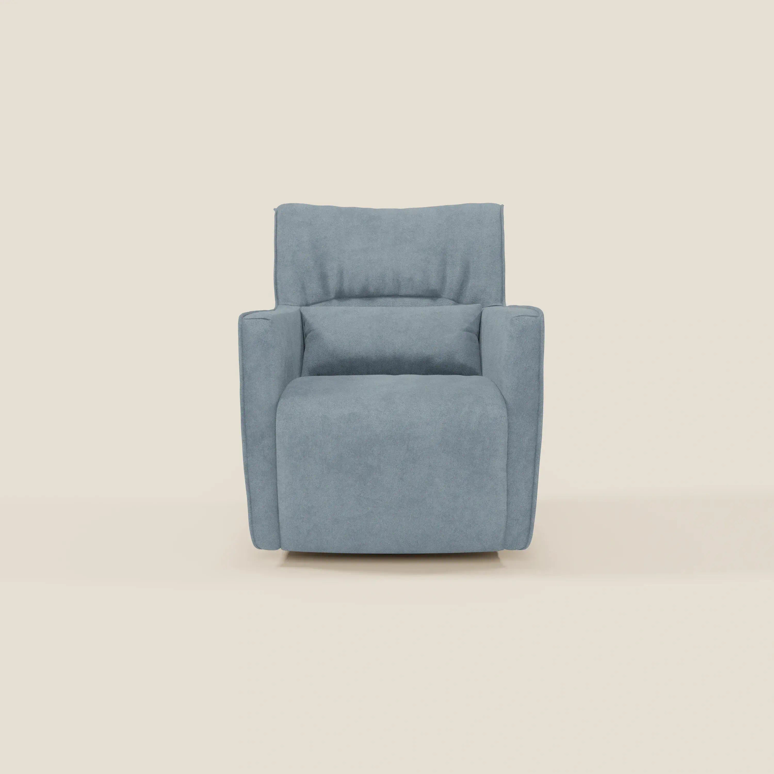 La poltrona girevole Tulla in tessuto impermeabile T02 carta da zucchero di Divani.Store è caratterizzata da un design morbido e moderno con schienale alto e imbottito, ampia seduta, braccioli spessi e rivestimento in morbida pelle scamosciata su sfondo beige.