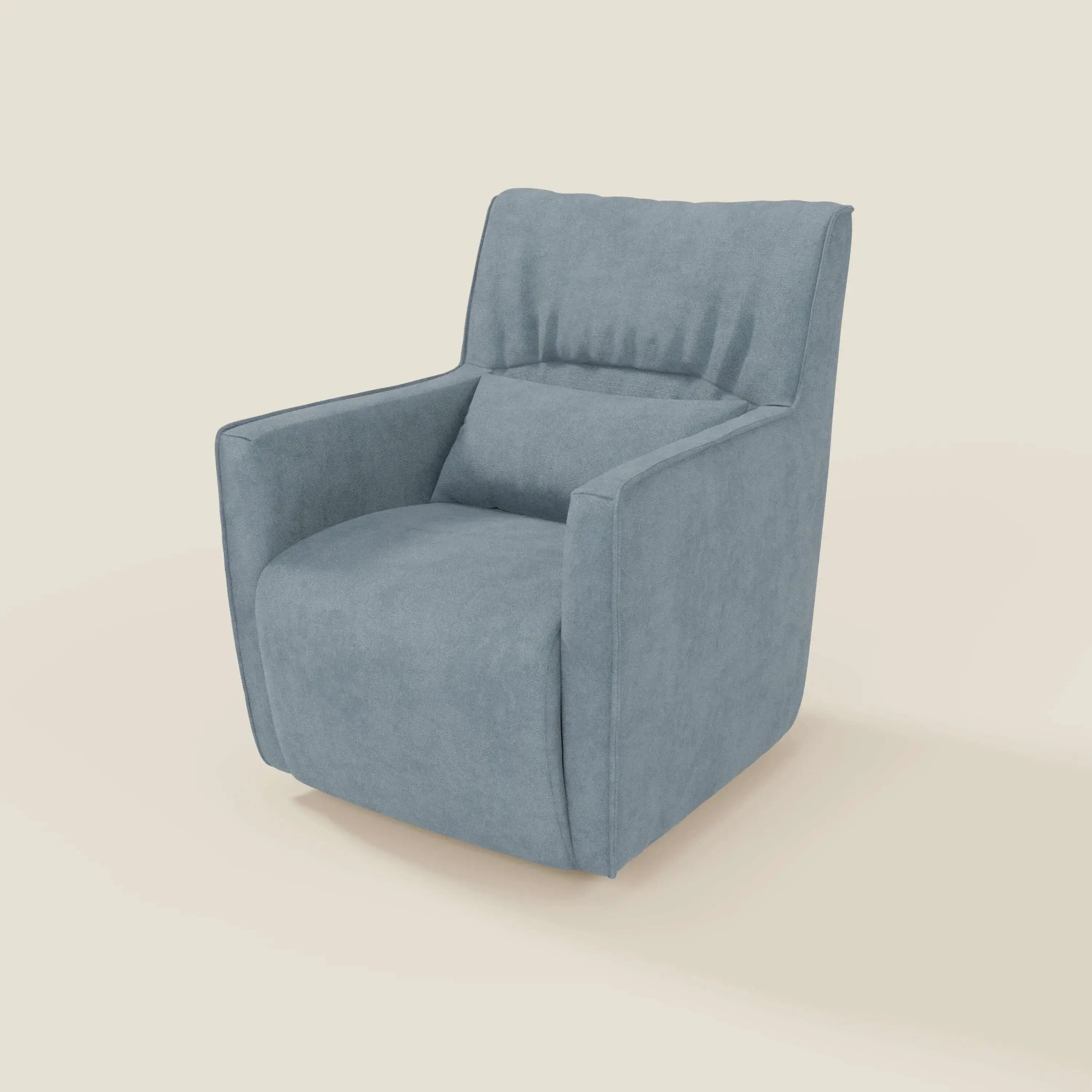 La poltrona girevole Tulla di Divani.Store è caratterizzata da uno schienale alto, braccioli angolati e una seduta morbida e rivestita in tessuto T02 carta da zucchero, impermeabile, su una base piatta con sfondo beige chiaro.