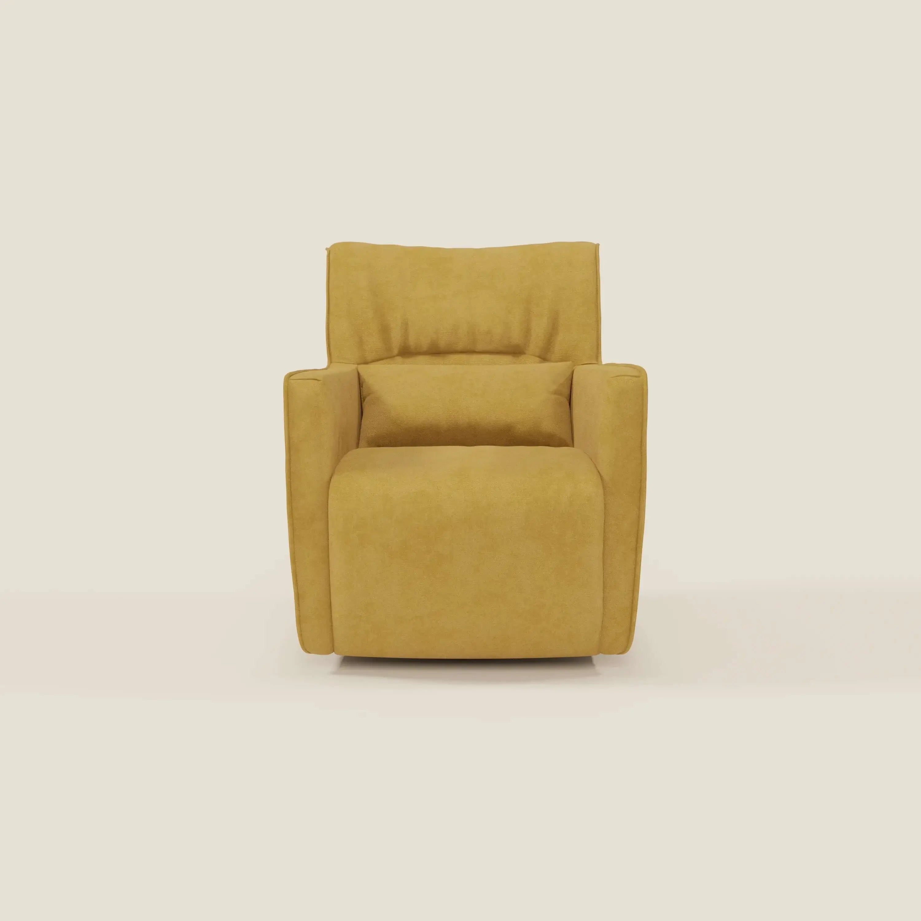 La poltrona girevole Tulla in tessuto impermeabile T02 giallo di Divani.Store è caratterizzata da una soffice imbottitura, braccioli squadrati e un morbido tessuto scamosciato. Qui è raffigurata rivolta in avanti su un semplice sfondo bianco sporco.