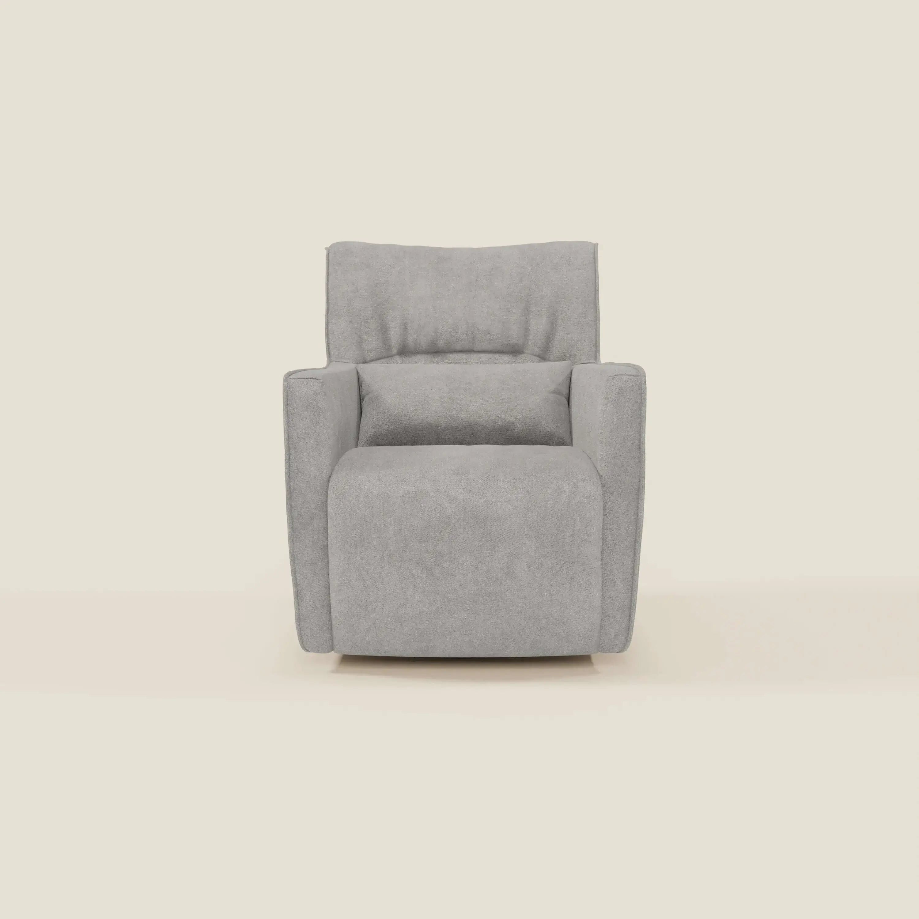 La poltrona girevole Tulla in tessuto impermeabile T02 grigio chiaro di Divani.Store è caratterizzata da linee pulite, sedile, schienale e braccioli imbottiti e offre un comfort contemporaneo su uno sfondo beige chiaro.