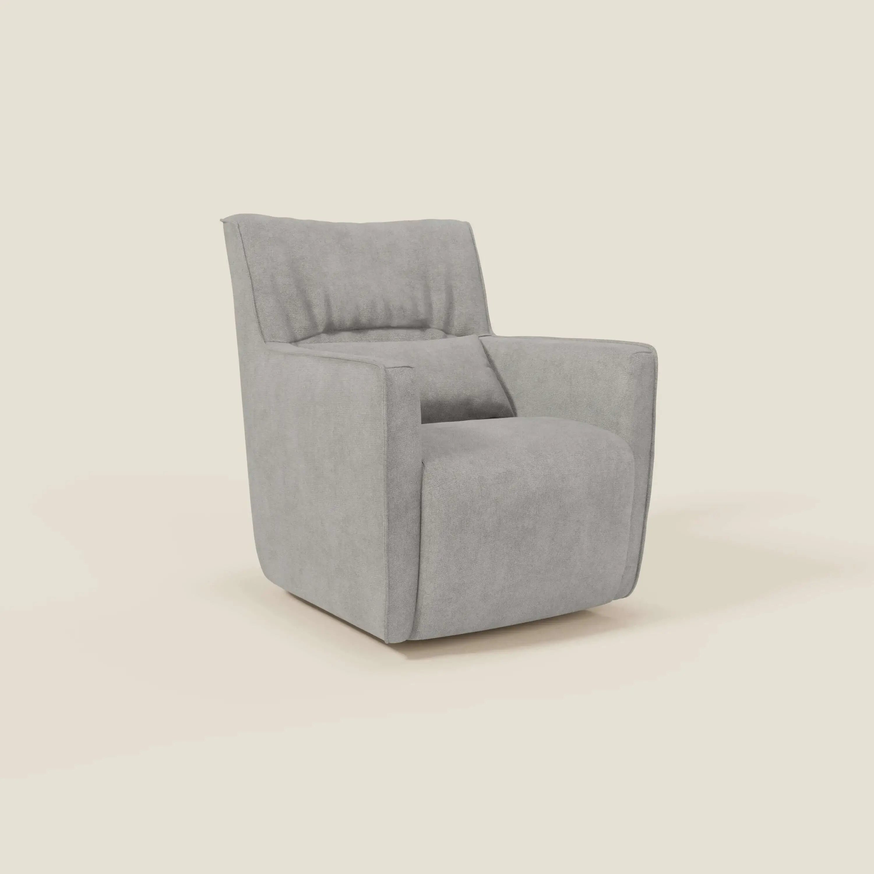 Tulla Poltrona girevole in tessuto impermeabile T02 grigio chiaro di Divani.Store è caratterizzata da una moderna forma squadrata, uno schienale alto, un'ampia seduta e braccioli angolari. Il suo design morbido e minimalista offre un comfort compatto su uno sfondo bianco sporco.