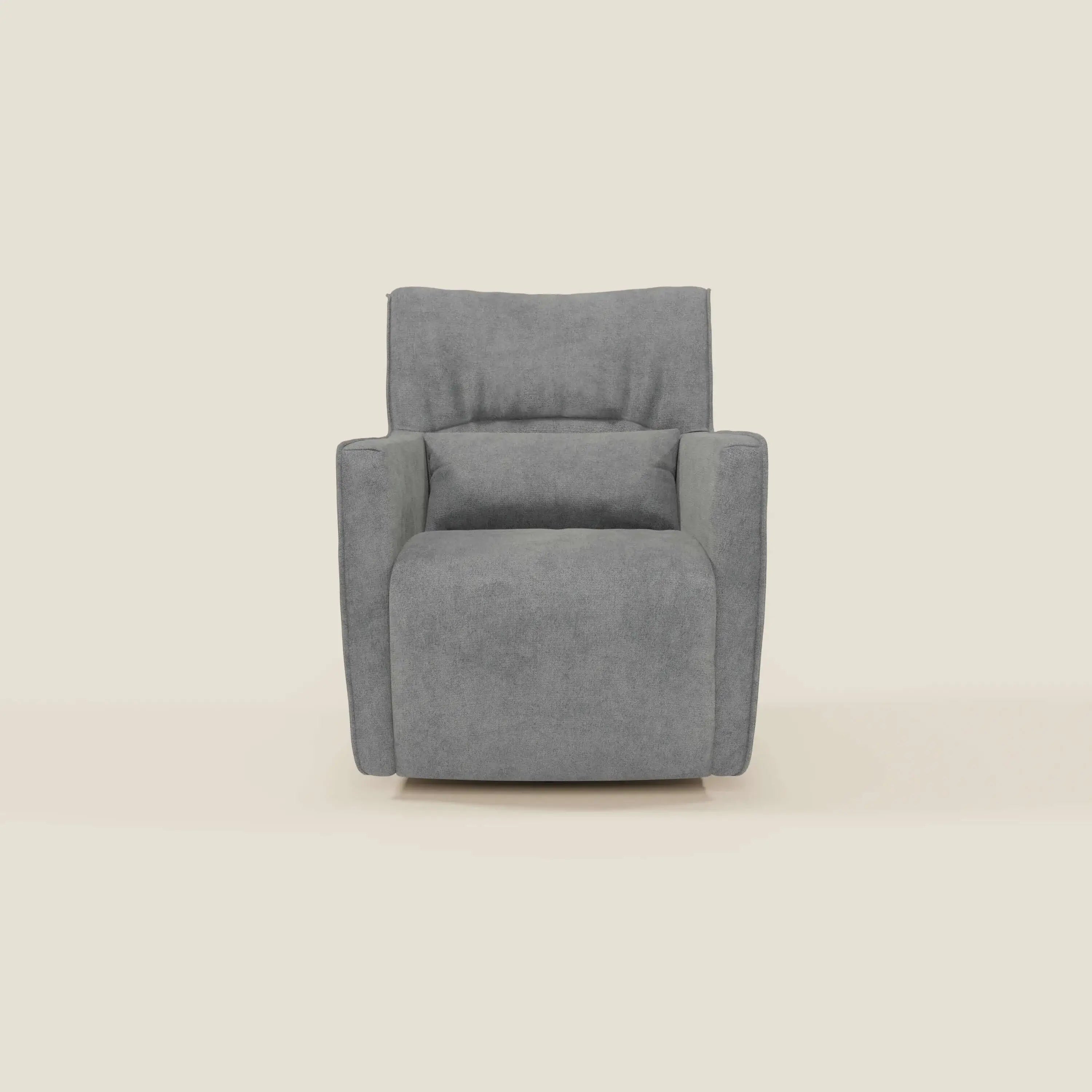 Tulla Poltrona girevole in tessuto impermeabile T02 grigio di Divani.Store è una moderna poltrona girevole grigia con seduta e schienale imbottiti, braccioli dritti e design compatto, presentata in posizione avanzata su sfondo beige chiaro.