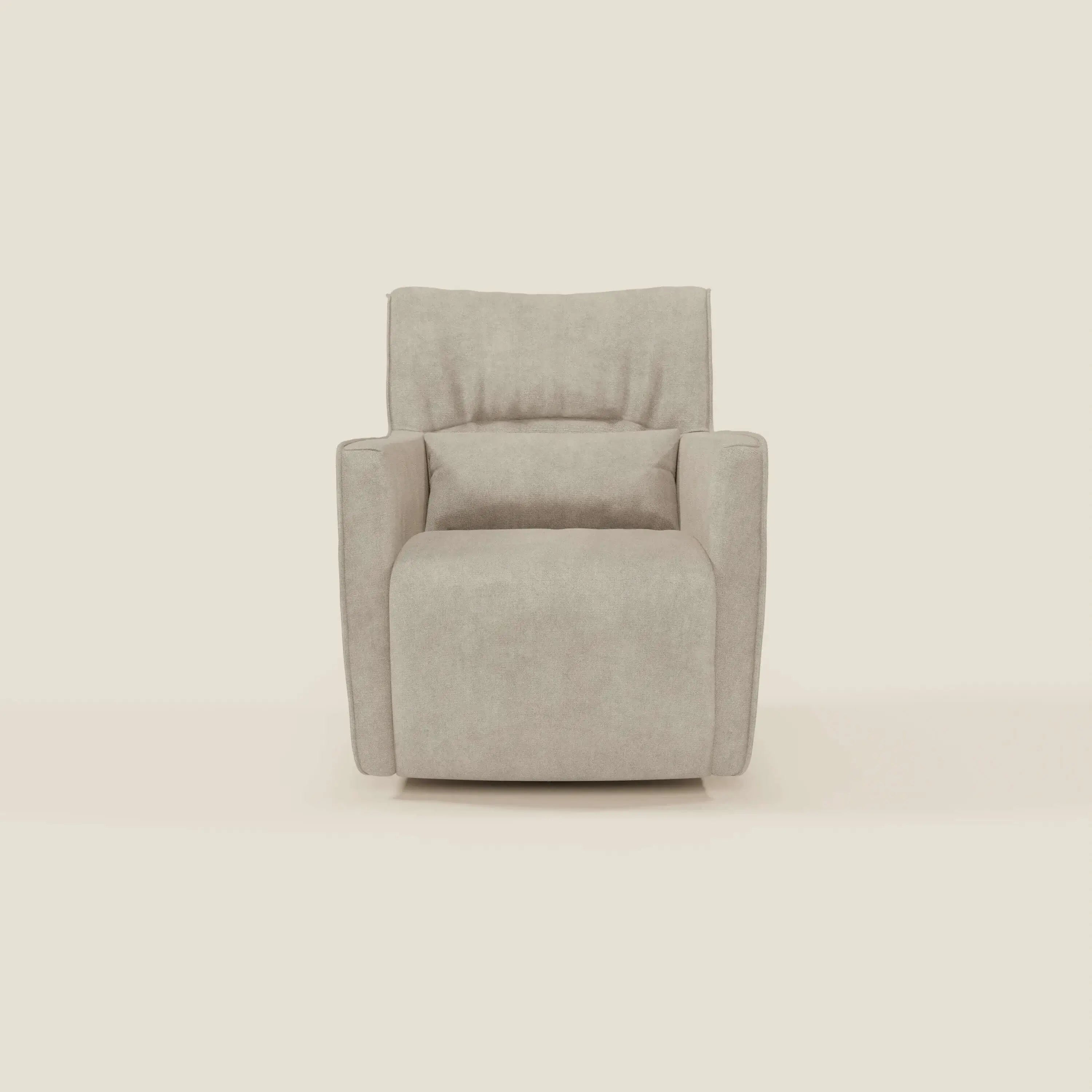 Tulla Poltrona girevole in tessuto impermeabile T02 panna di Divani.Store è una poltrona girevole beige con schienale e seduta in tessuto felpato, braccioli quadrati e una morbida finitura in tessuto, raffigurata in avanti su uno sfondo chiaro.