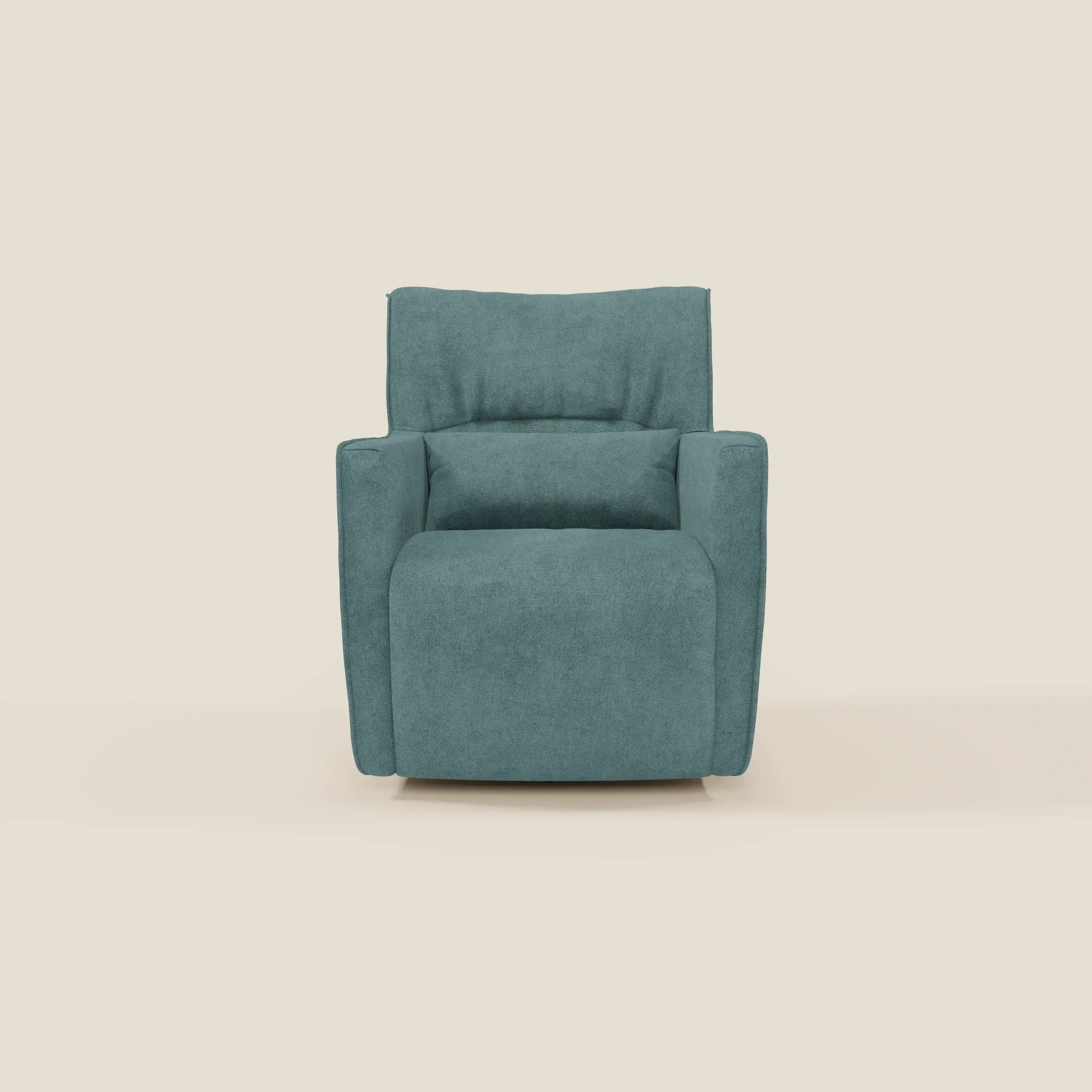 La poltrona girevole Tulla in tessuto impermeabile T02 petrolio di Divani.Store è caratterizzata da un'imbottitura soffice, braccioli dritti e uno schienale leggermente reclinato, il tutto in un moderno design squadrato su uno sfondo beige chiaro.