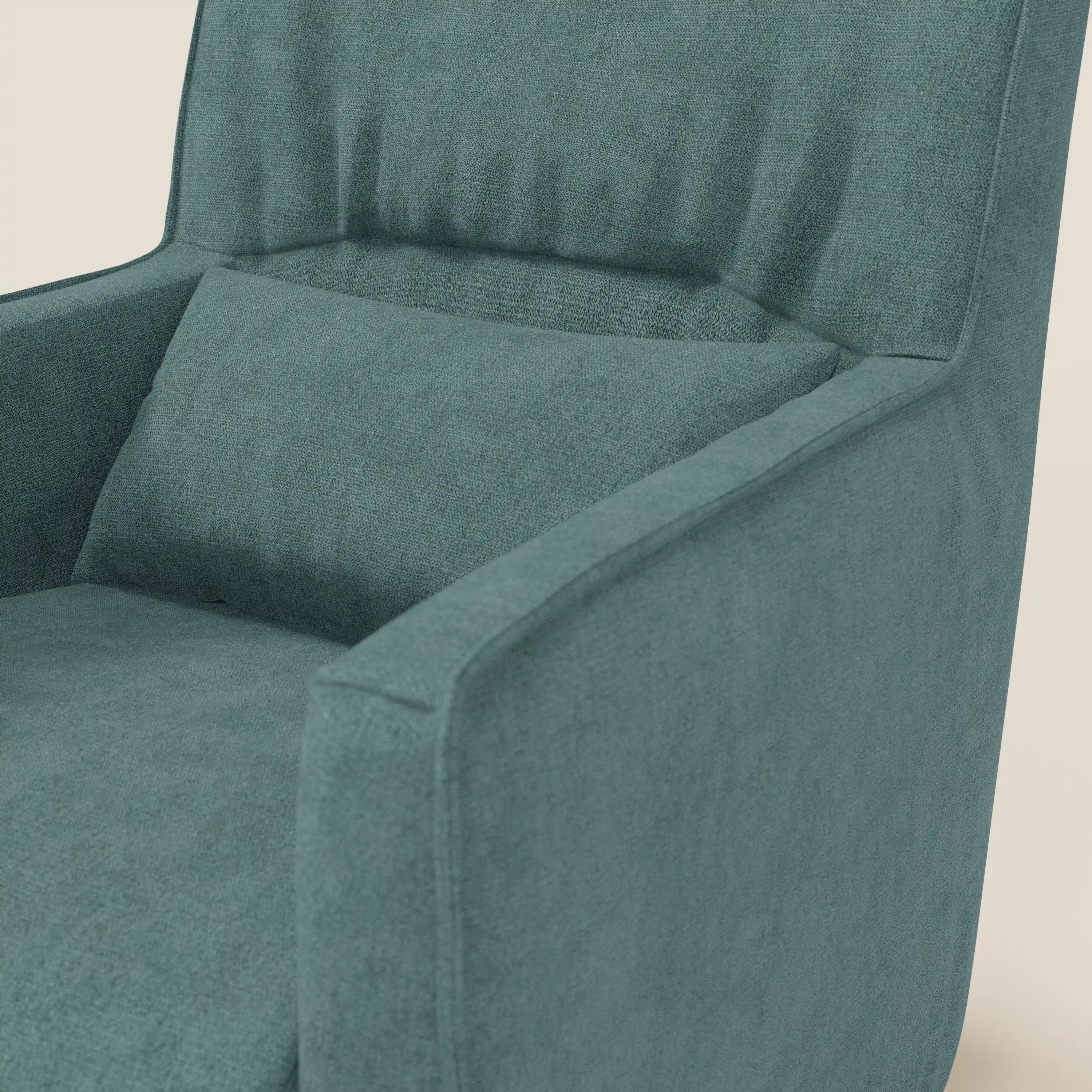 Primo piano di Tulla Poltrona girevole in tessuto impermeabile T02 petrolio di Divani.Store, dal design moderno, con schienale reclinato, ampi braccioli e cuscino lombare coordinato; il comfort e la durevolezza del rivestimento sono ben visibili.