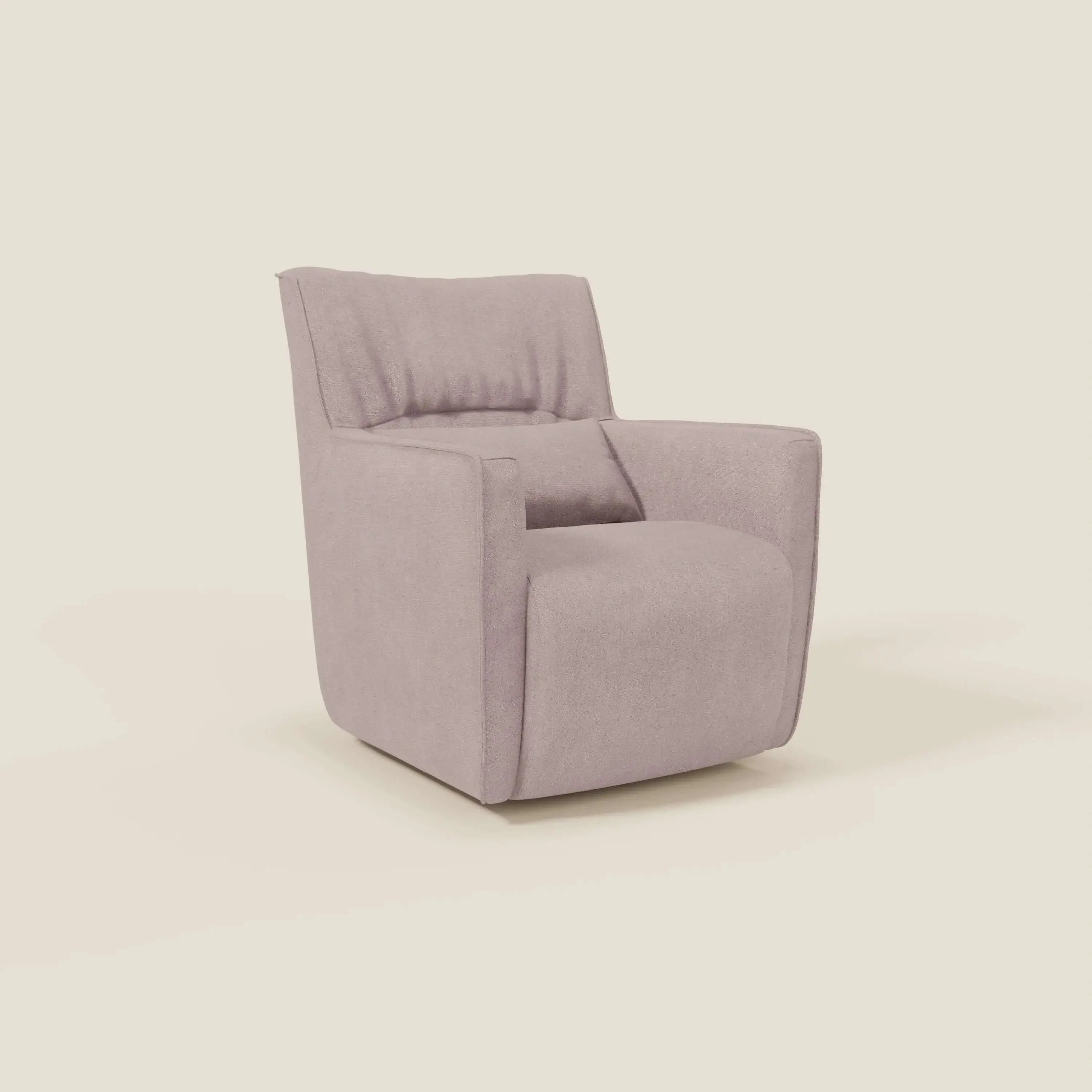 Tulla Poltrona girevole in tessuto impermeabile T02 rosa di Divani.Store è caratterizzata da una silhouette moderna e squadrata con schienale diviso e braccioli curvi, appoggiata su una base piatta che ne evidenzia il design minimalista su uno sfondo bianco sporco.