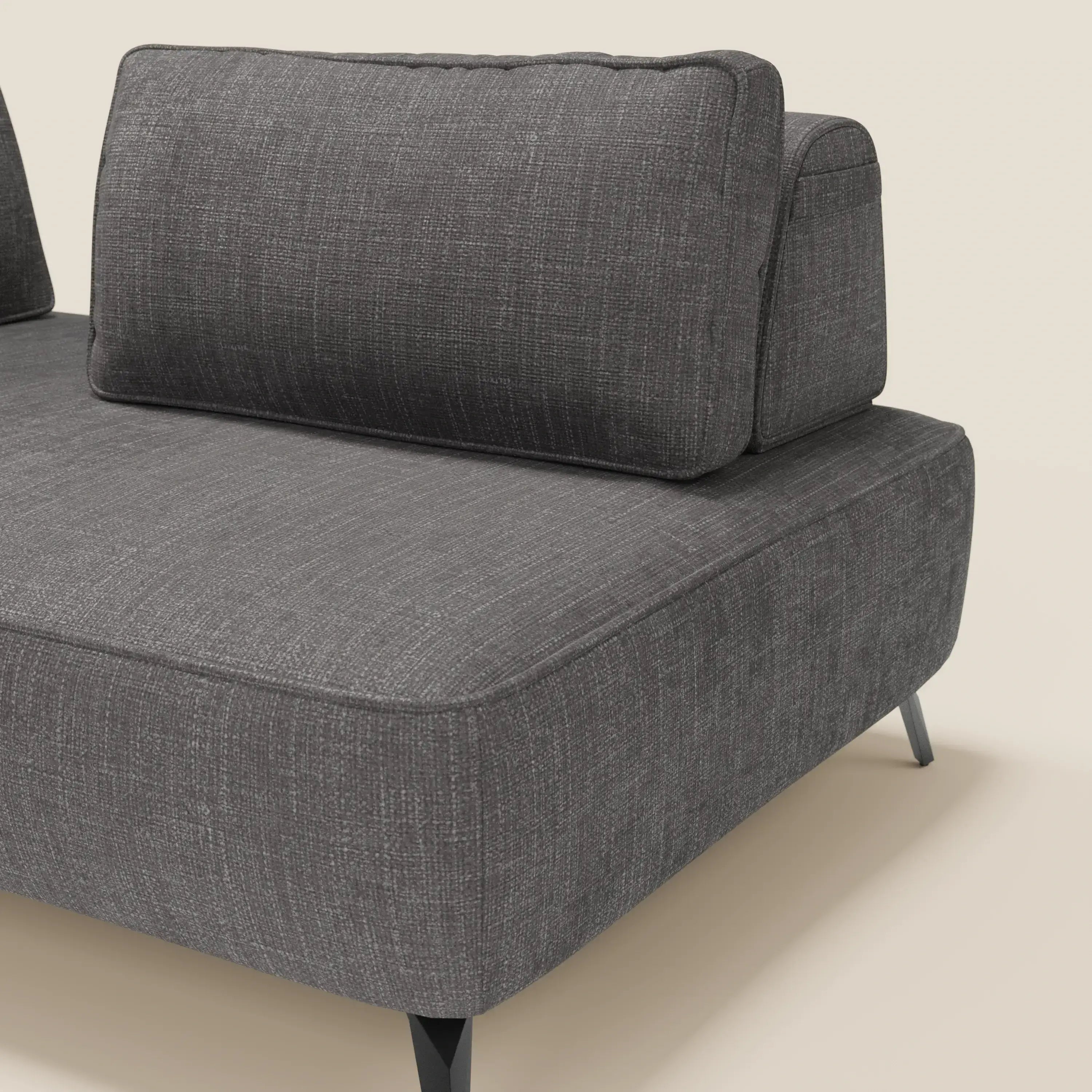 Primo piano del divano modulare Volta con schienali mobili in raffinato tessuto ciniglia T06 antracite di Divani.Store. Cuscini spessi, cuciture sottili e gambe angolari nere offrono un comfort moderno su uno sfondo chiaro.