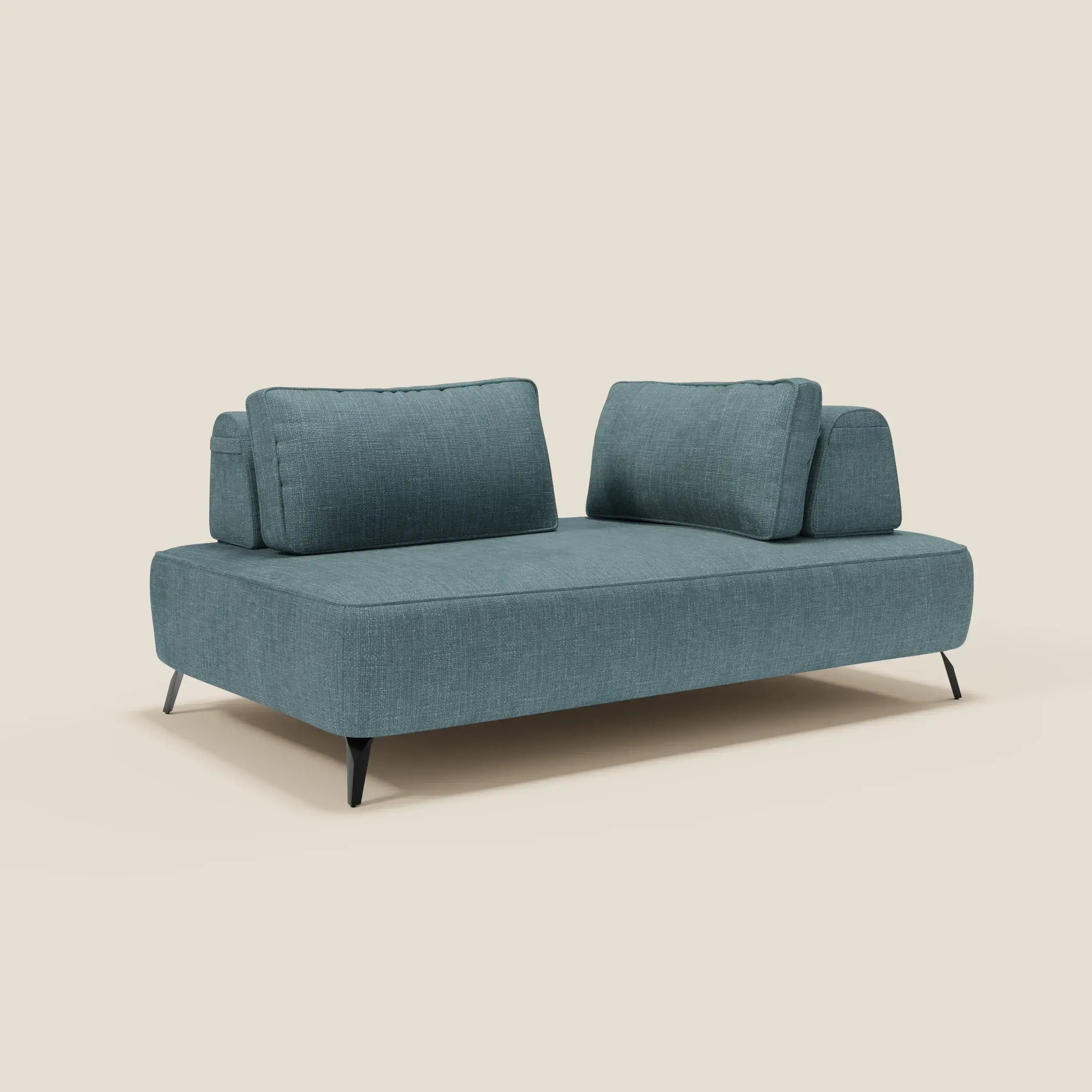 Il divano modulare Volta di Divani.Store, in ciniglia T06 azzurro con schienali mobili e sottili gambe nere, è caratterizzato da un design squadrato che unisce comfort e stile, perfetto per ogni salotto contemporaneo.