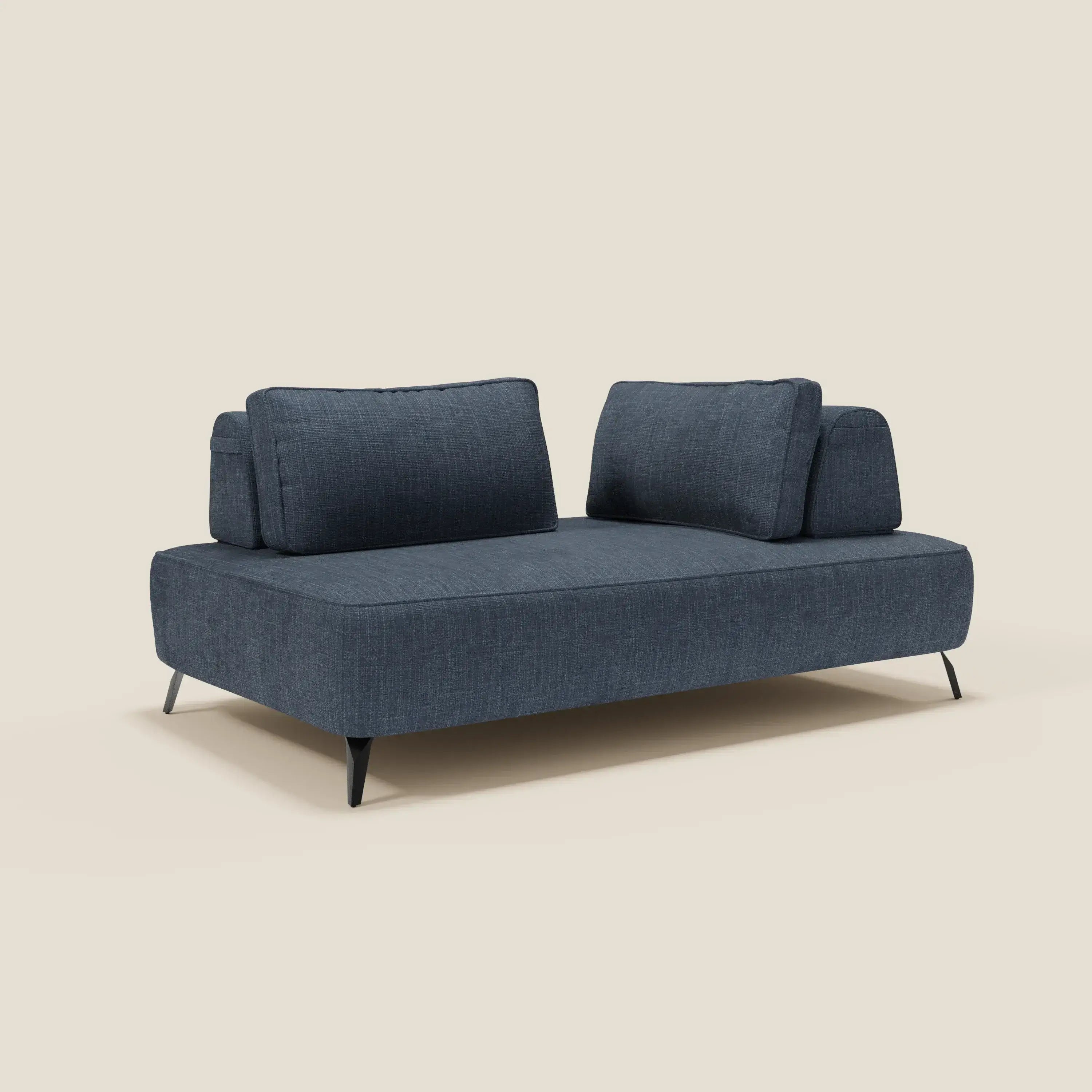 Il divano modulare Volta con schienali mobili in raffinato tessuto ciniglia T06 blu di Divani.Store, con due grandi cuscini, gambe sottili nere e senza braccioli, presenta un design moderno minimalista su sfondo beige.