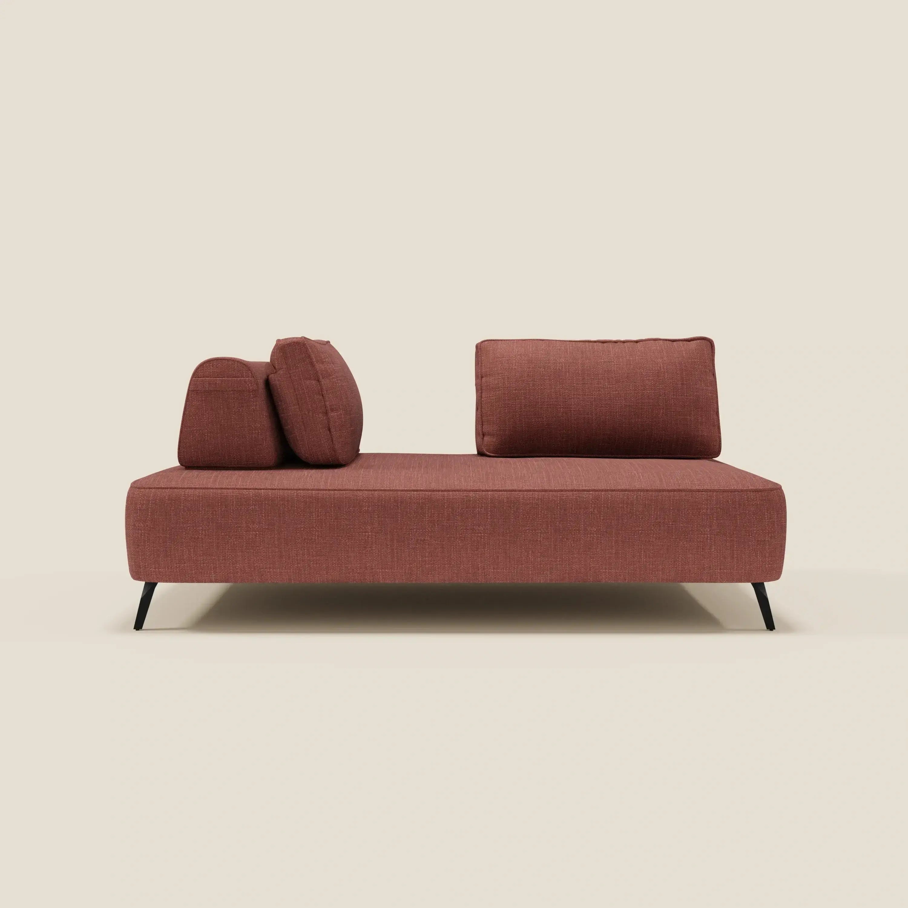 Il divano modulare Volta di Divani.Store è caratterizzato da schienali mobili, raffinato tessuto ciniglia T06 corallo e gambe in metallo nero: una chaise lounge contemporanea e minimalista su uno sfondo beige.