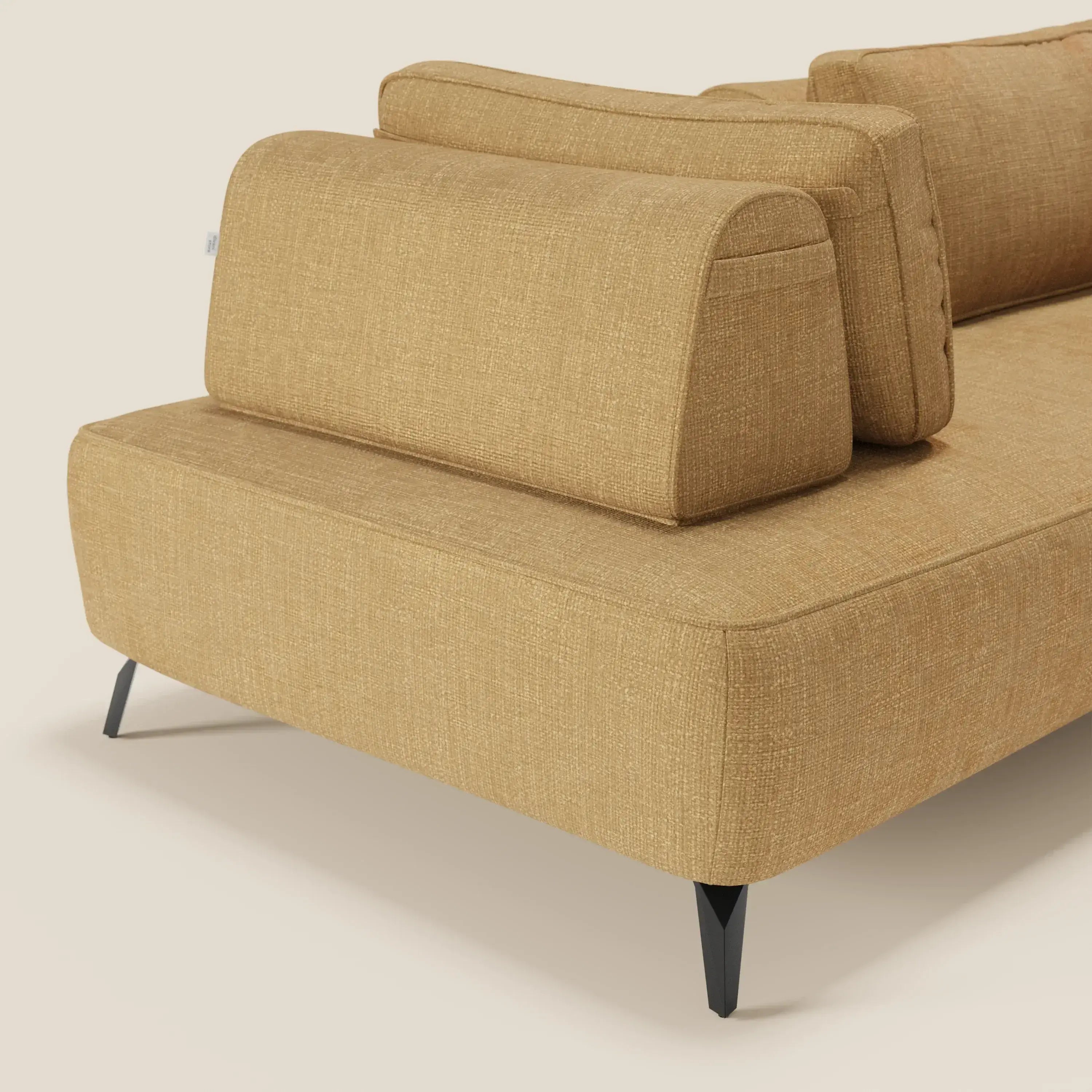 Il divano modulare Volta di Divani.Store, in raffinato tessuto ciniglia T06 giallo, è caratterizzato da mobili schienali, linee pulite, gambe angolate in metallo nero e uno schienale sfalsato unico su sfondo beige. Sono visibili solo la parte posteriore e il lato sinistro.