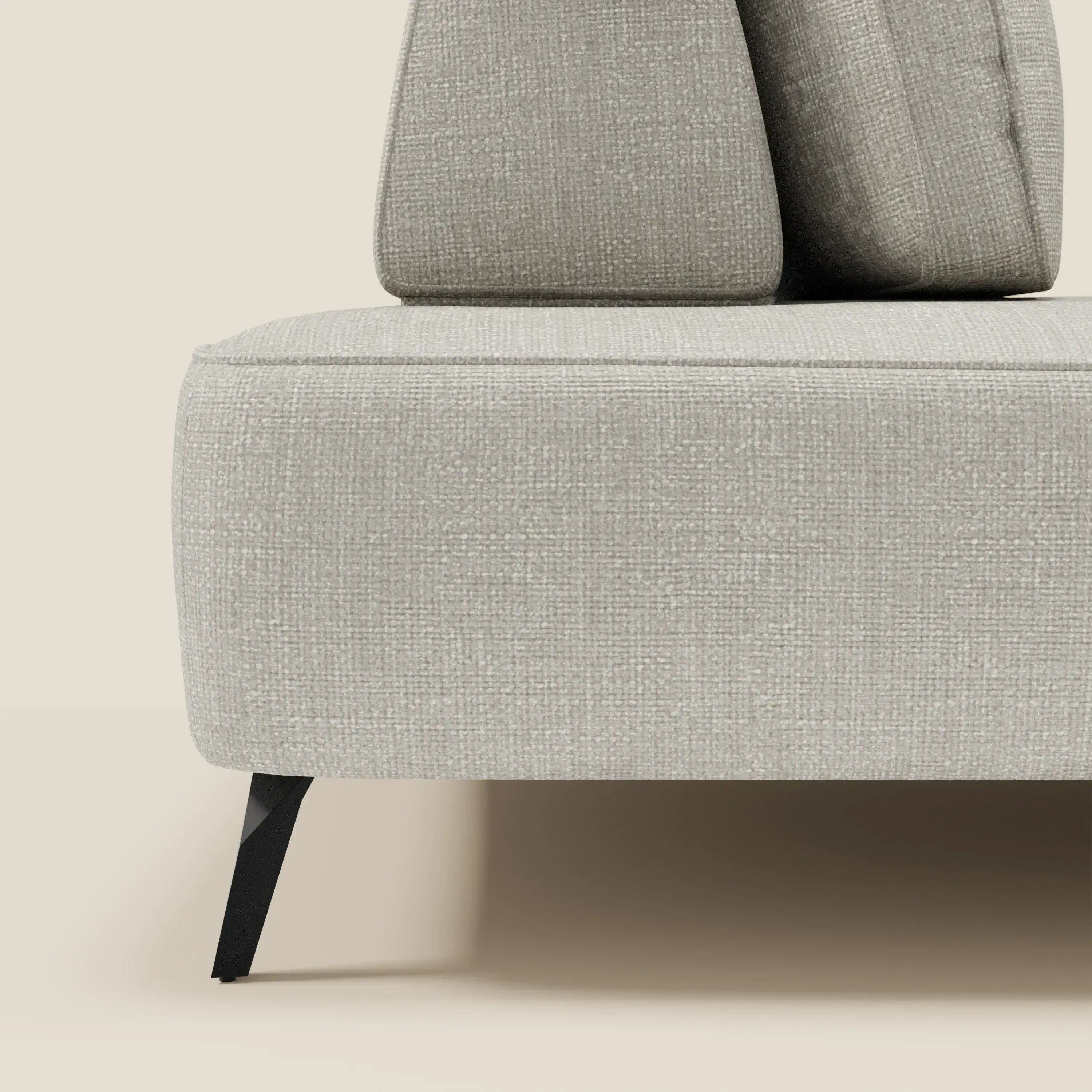 Un primo piano del divano modulare Volta con schienali mobili in raffinato tessuto ciniglia T06 grigio chiaro di Divani.Store, che mostra il suo design elegante e contemporaneo e il suo stile versatile.