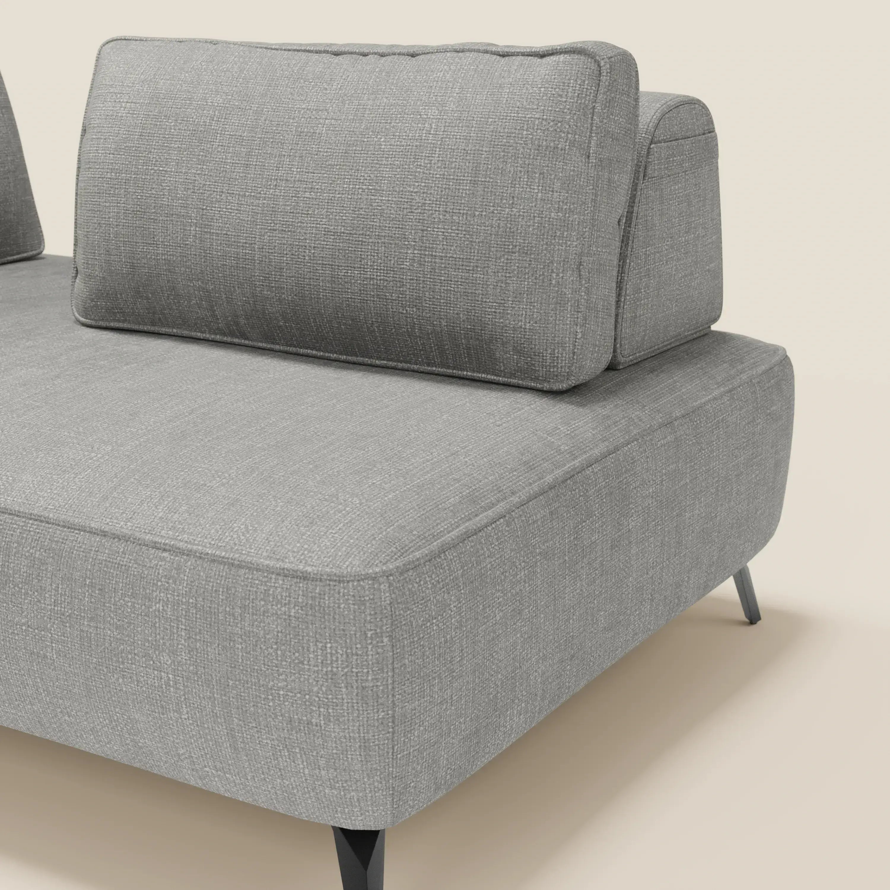 Primo piano del divano modulare Volta con schienali mobili in raffinato tessuto ciniglia T06 grigio di Divani.Store, che presenta spessi cuscini di seduta e ampi cuscini di schienale mobili, eleganti gambe in metallo nero e un design minimalista e contemporaneo.