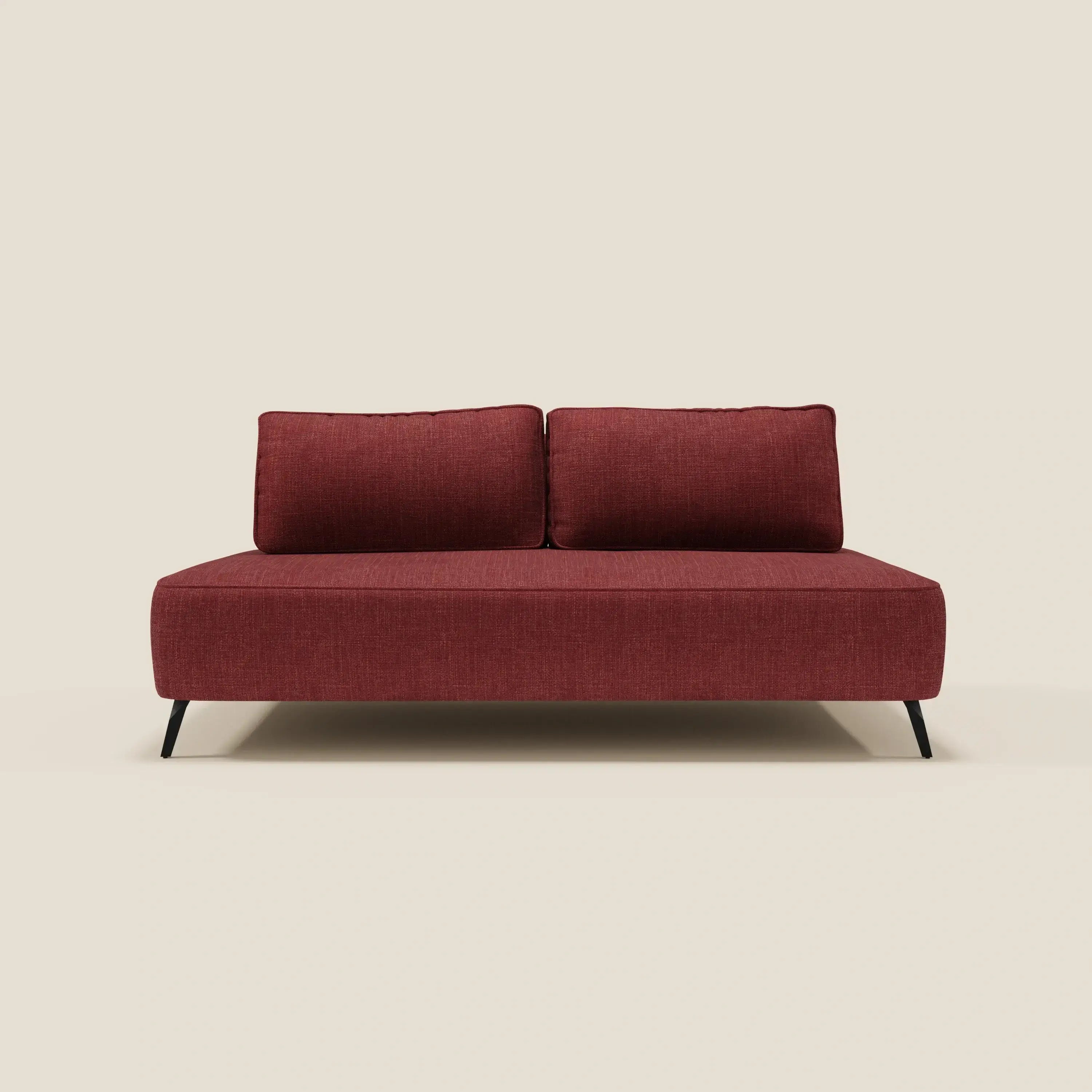 Il divano modulare Volta con schienali mobili in raffinato tessuto ciniglia T06 rosso di Divani.Store è caratterizzato da un design moderno e minimalista con due schienali mobili quadrati, gambe nere sottili, linee pulite e nessun bracciolo visibile. Su uno sfondo beige semplice.