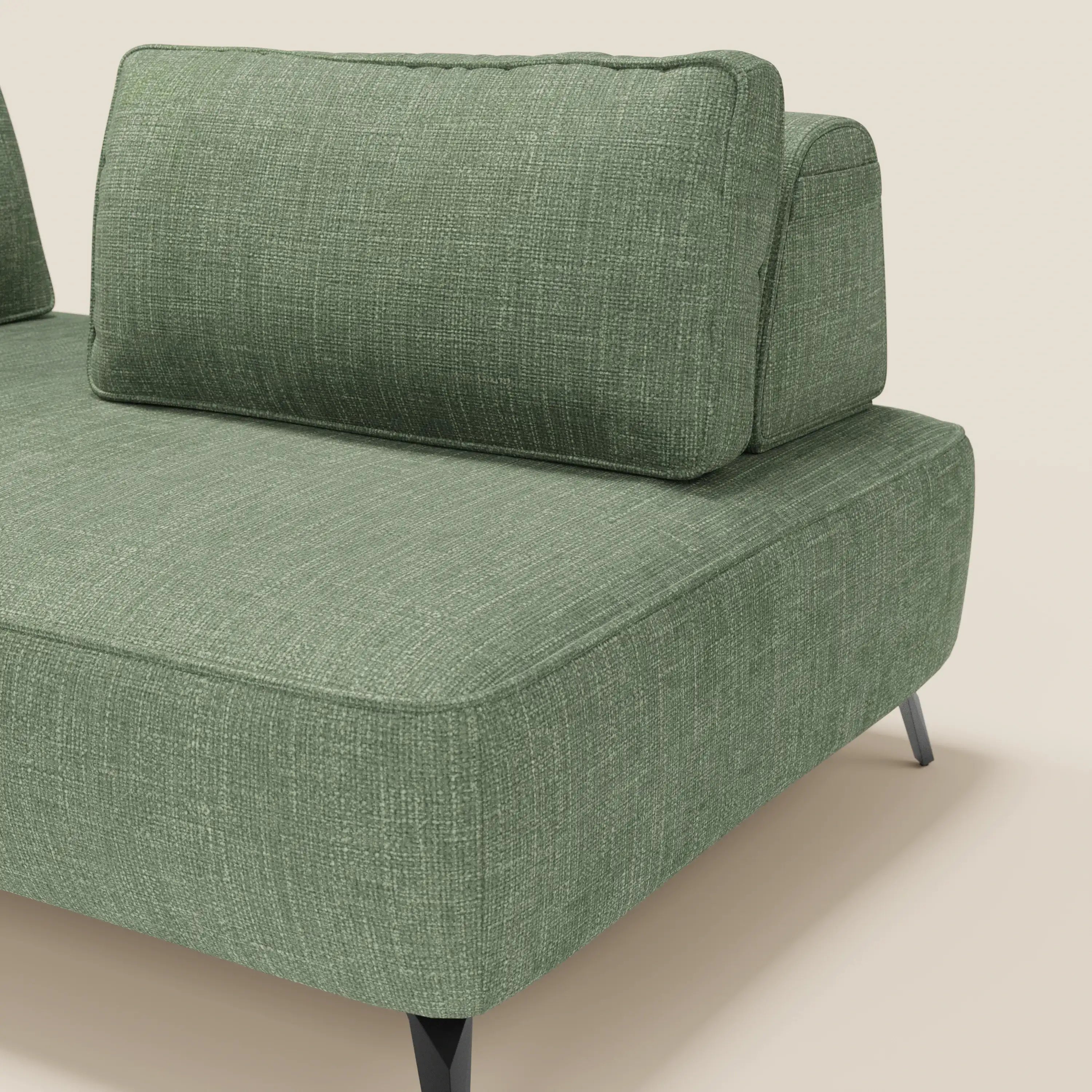 Primo piano del divano modulare Volta con schienali mobili in raffinato tessuto ciniglia T06 verde di Divani.Store, caratterizzato da sedute spesse, schienali rettangolari, gambe nere angolate e linee pulite su sfondo beige.