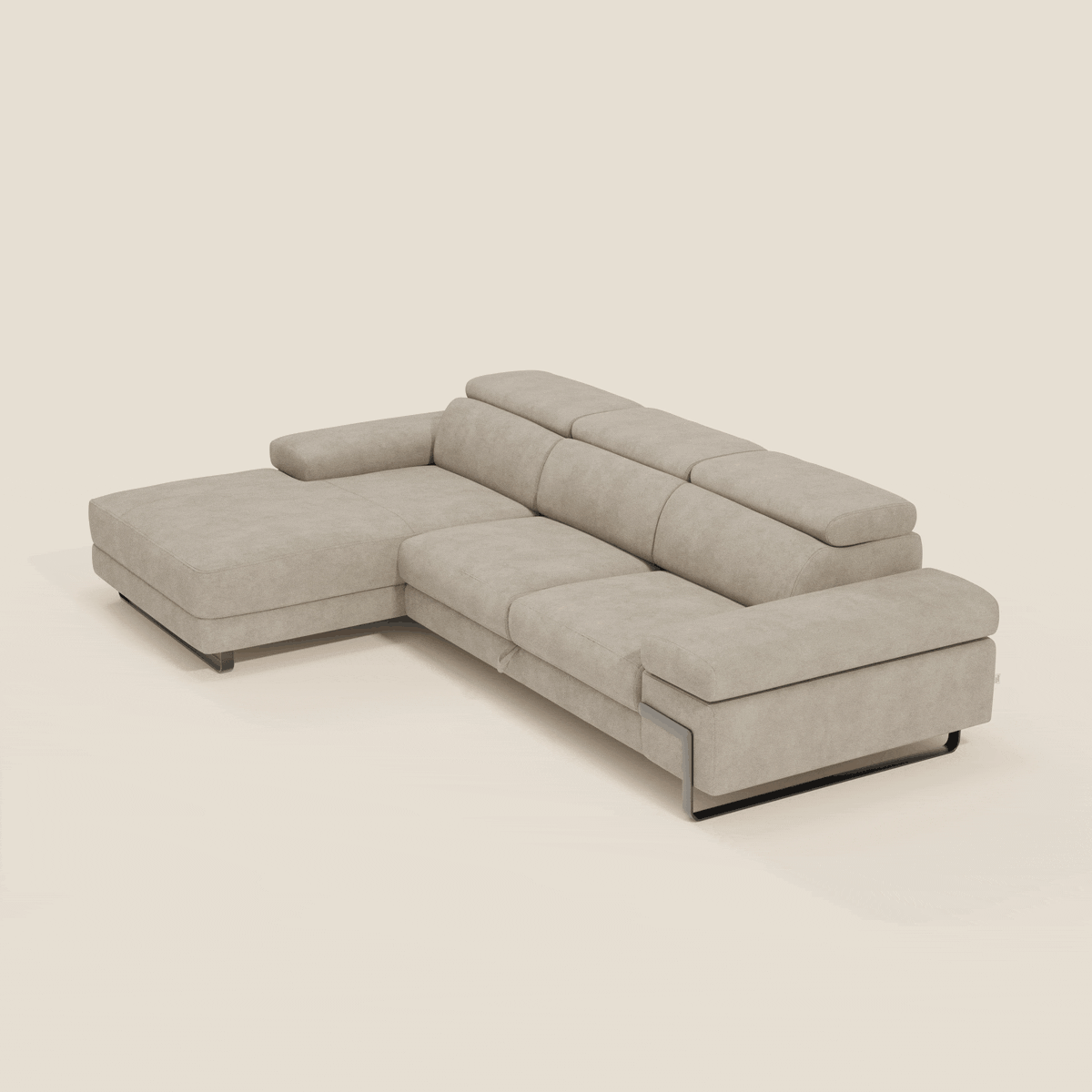 Il divano angolare estraibile Zayana di Divani.Store, in tessuto impermeabile T02 panna con braccioli e poggiatesta reclinabili, unisce stile moderno e comfort su piedi bassi scuri, ideale contro uno sfondo chiaro e minimale.