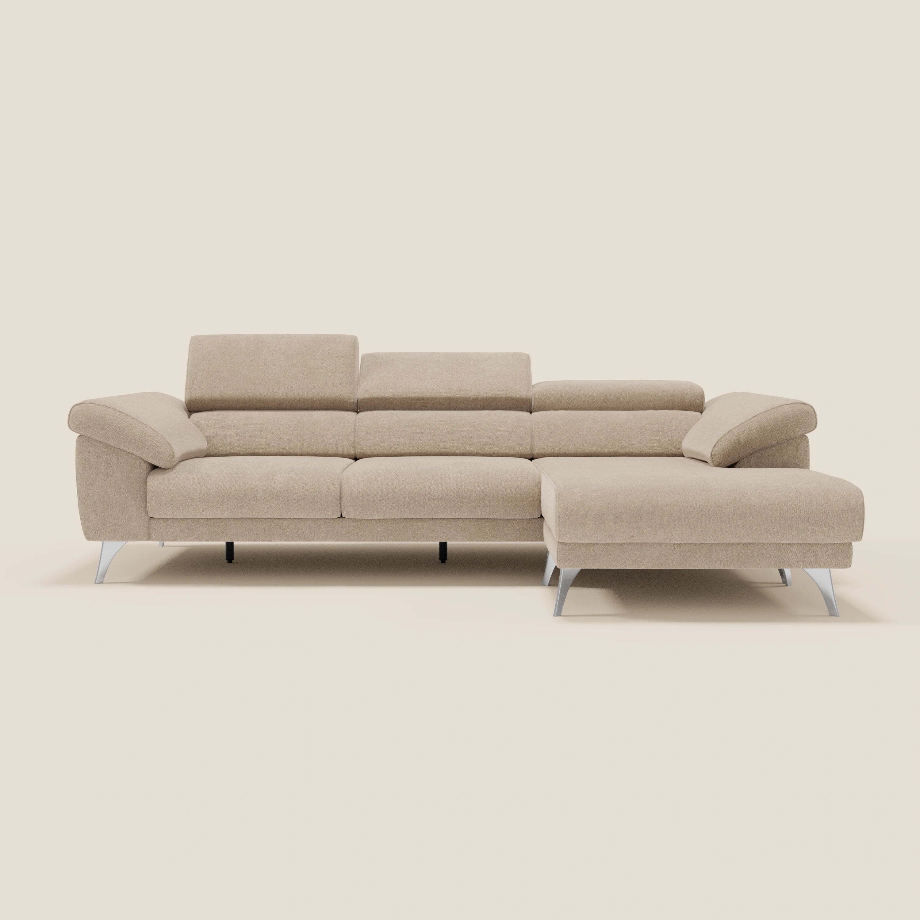 Il Donatello Divano angolare di Divani.Store in smacchiabile T23 beige è caratterizzato da sedute scorrevoli, braccioli contenitore, poggiatesta regolabili e chaise lounge destra, su sfondo beige chiaro.