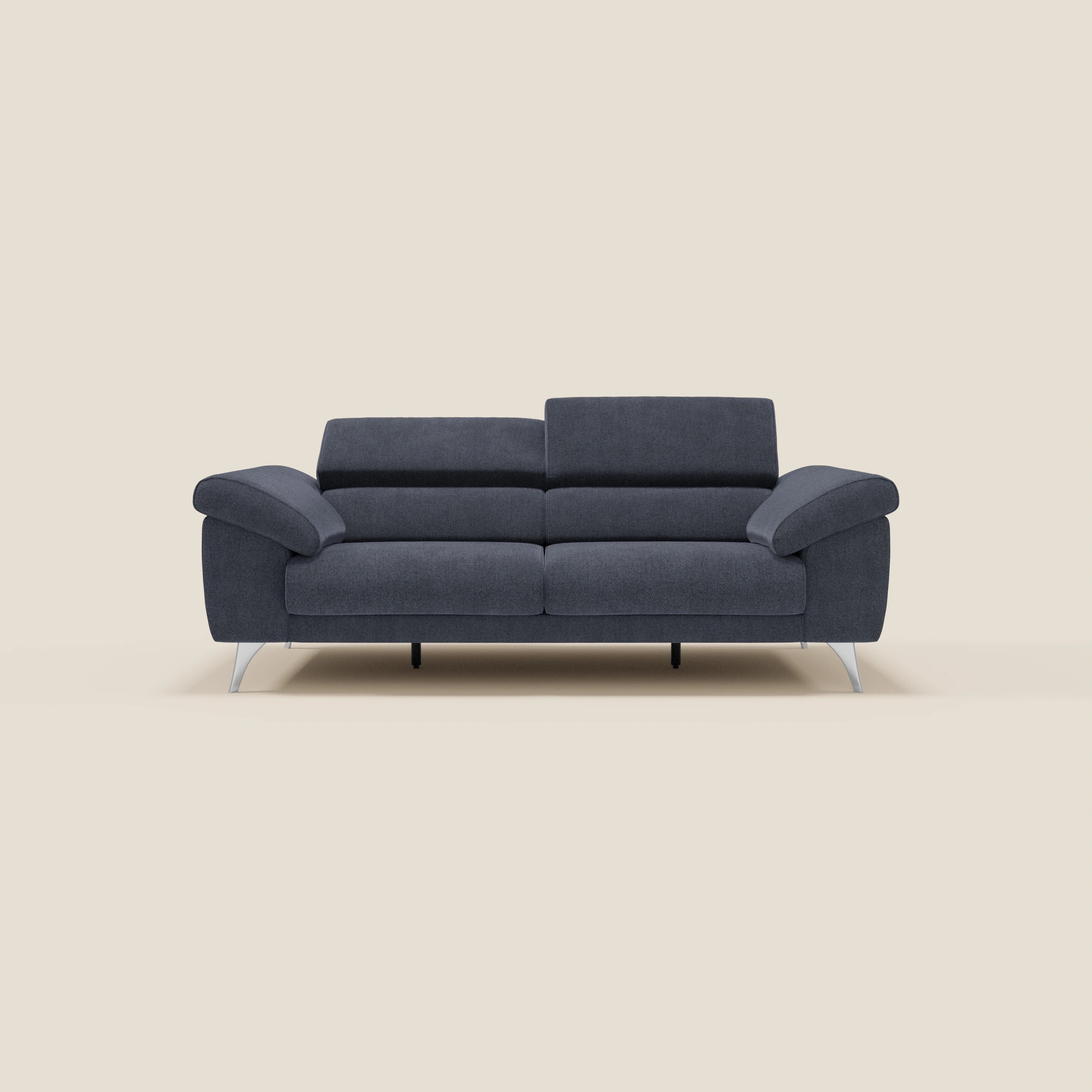 Il divano Donatello di Divani.Store, in smacchiabile ardesia T23 blu, è caratterizzato da sedute allungabili, braccioli contenitore e poggiatesta reclinabili per 2-3 persone, coniugando comfort intelligente e design contemporaneo.