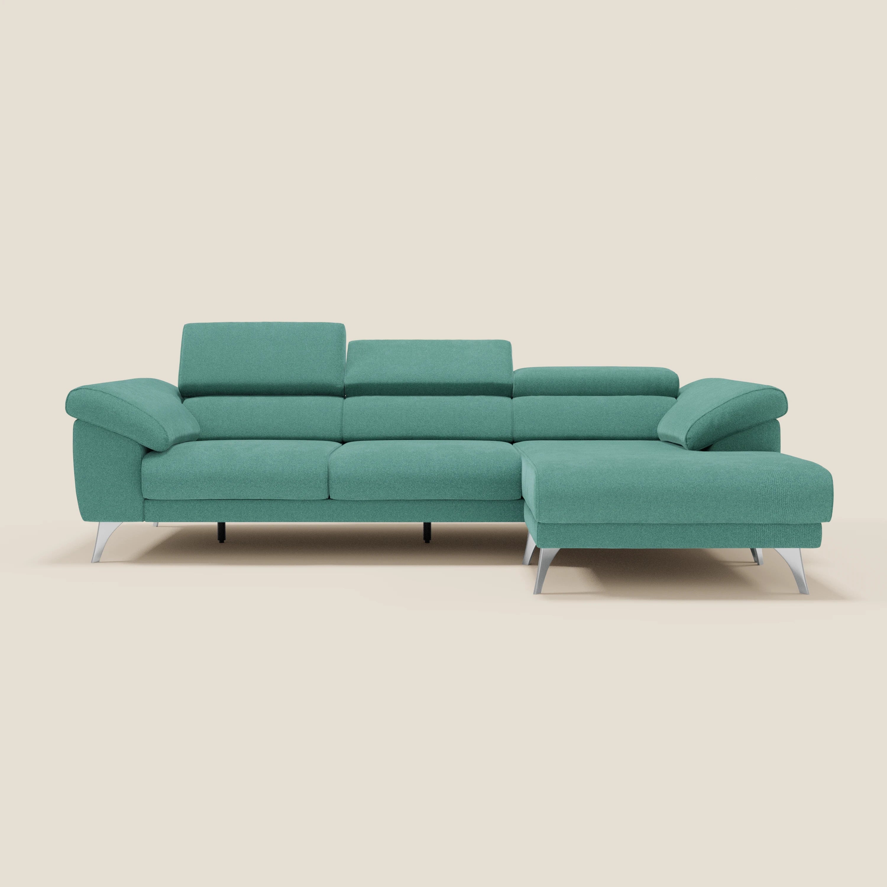 Il Donatello Divano angolare di Divani.Store in smacchiabile T23 verde acqua è caratterizzato da sedute scorrevoli, contenitore braccioli, poggiatesta regolabili e design moderno, rappresentato con la chaise longue a destra su sfondo beige.