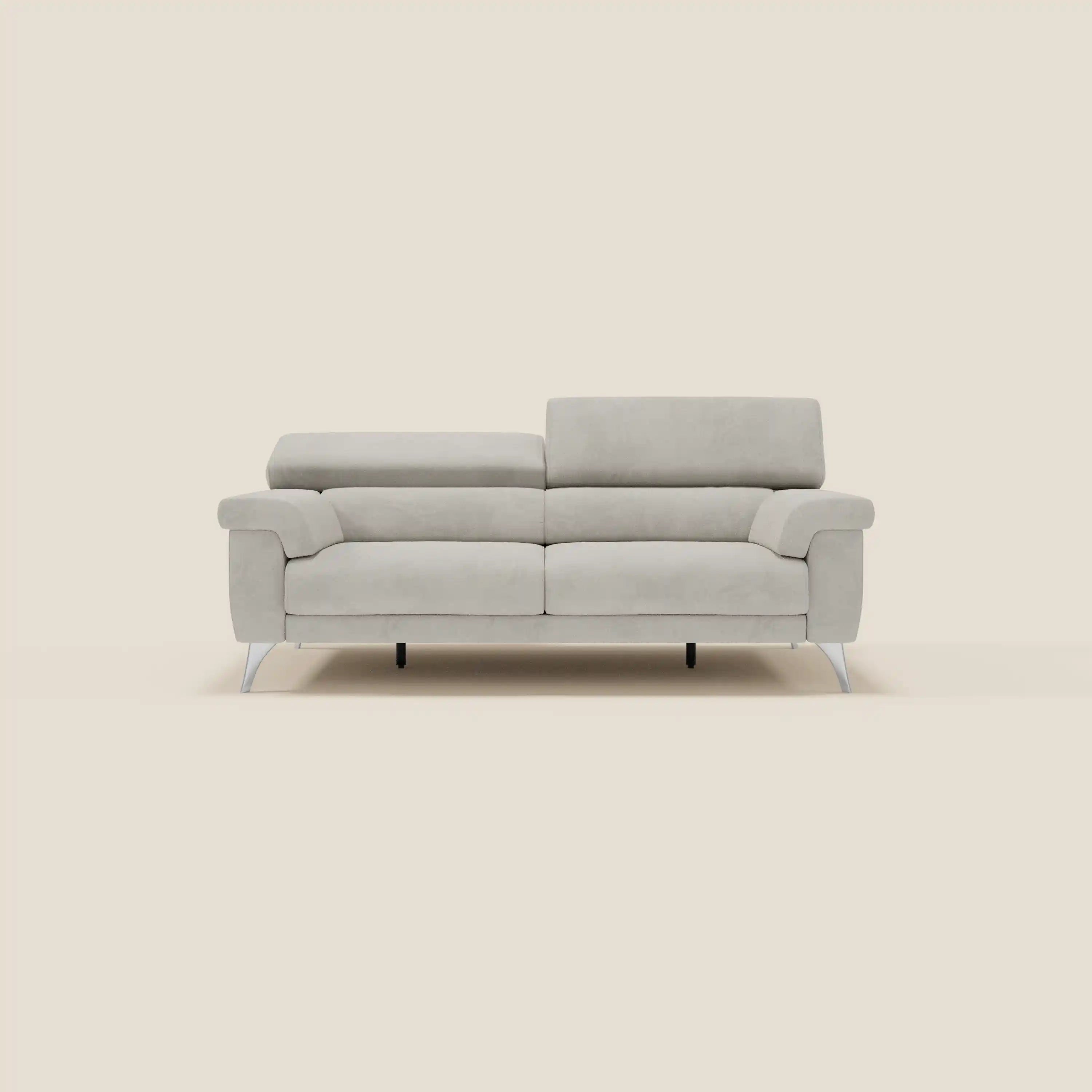 Il divano Raffaello di Divani.Store, in microfibra panna T11 antimacchia, è caratterizzato da ampi braccioli imbottiti, poggiatesta regolabili, gambe in metallo e seduta allungabile, ideale per un look moderno ed elegante su uno sfondo neutro.