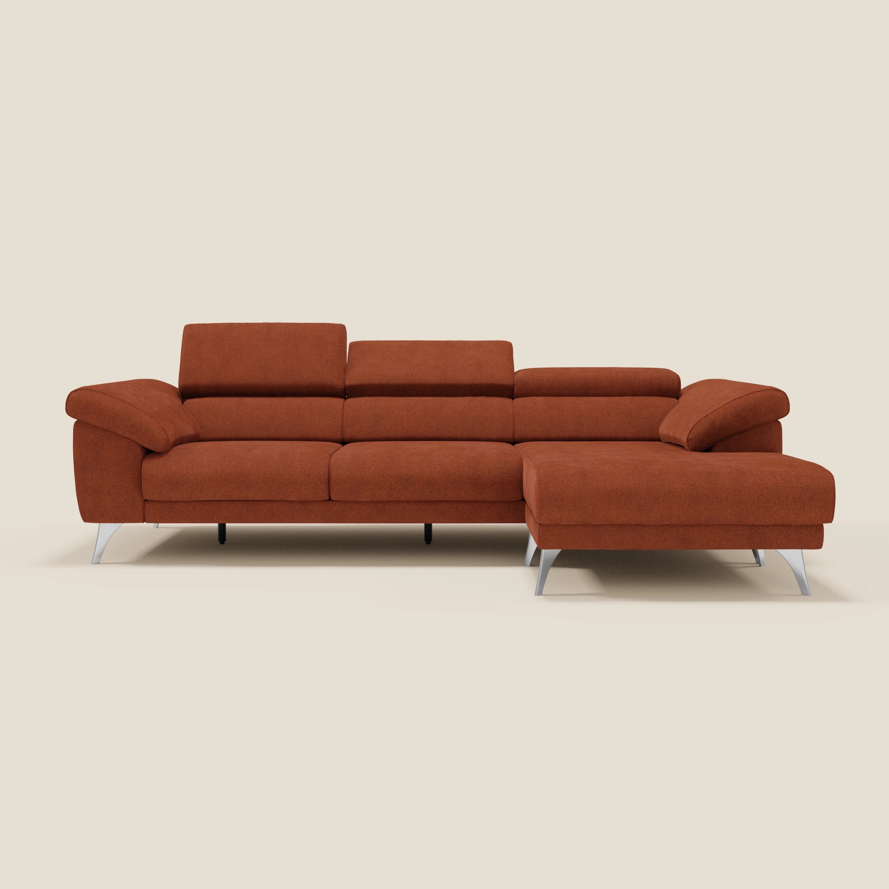Il Donatello Divano angolare di Divani.Store è caratterizzato da sedute scorrevoli, braccioli contenitore e poggiatesta in tessuto T23 arancione ruggine, con chaise lounge sul lato destro, su uno sfondo beige tinta unita.