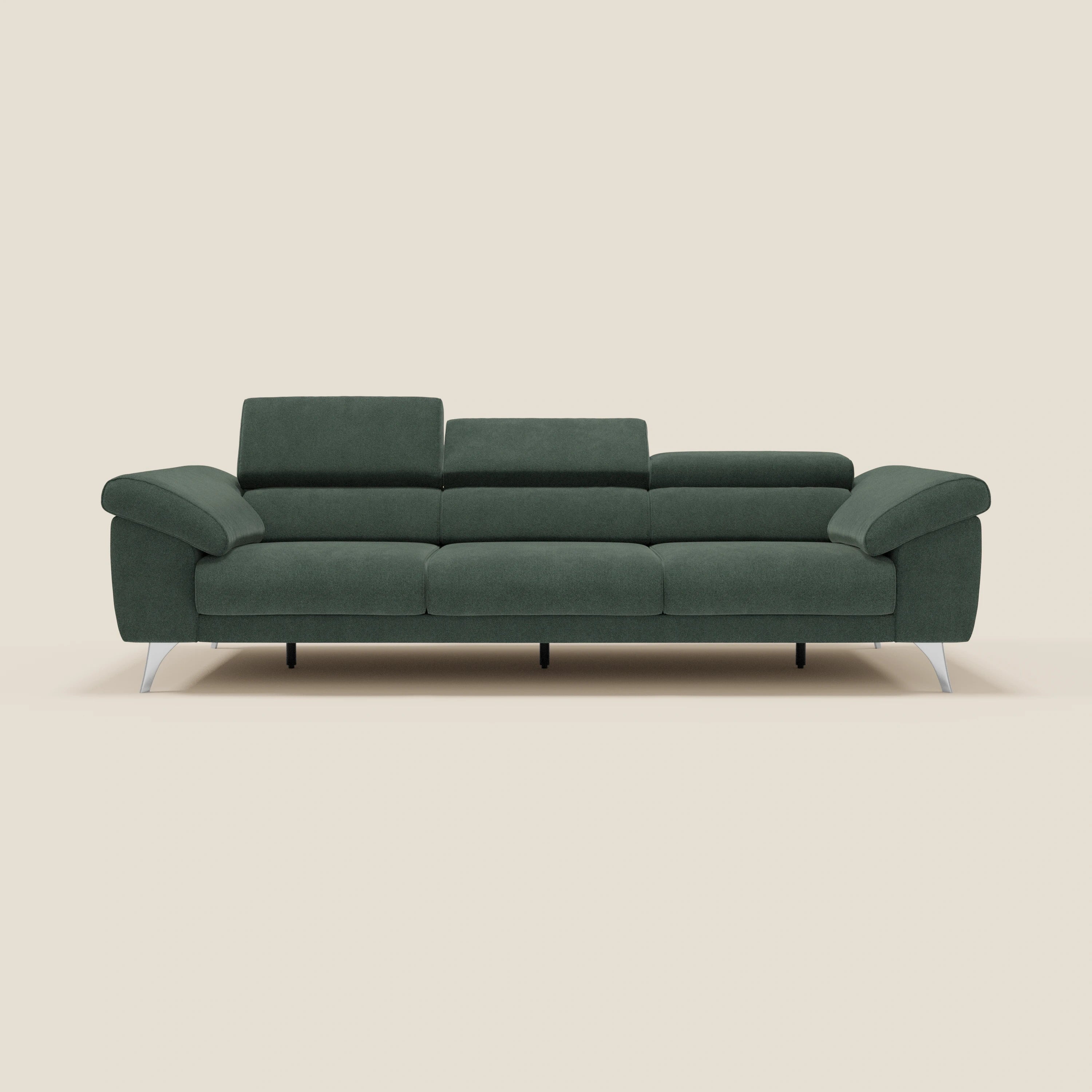 Il moderno divano Donatello verde scuro di Divani.Store è caratterizzato da tre sedute allungabili, braccioli contenitore, poggiatesta reclinabili e tessuto smacchiabile T23, per un comfort versatile su uno sfondo beige.