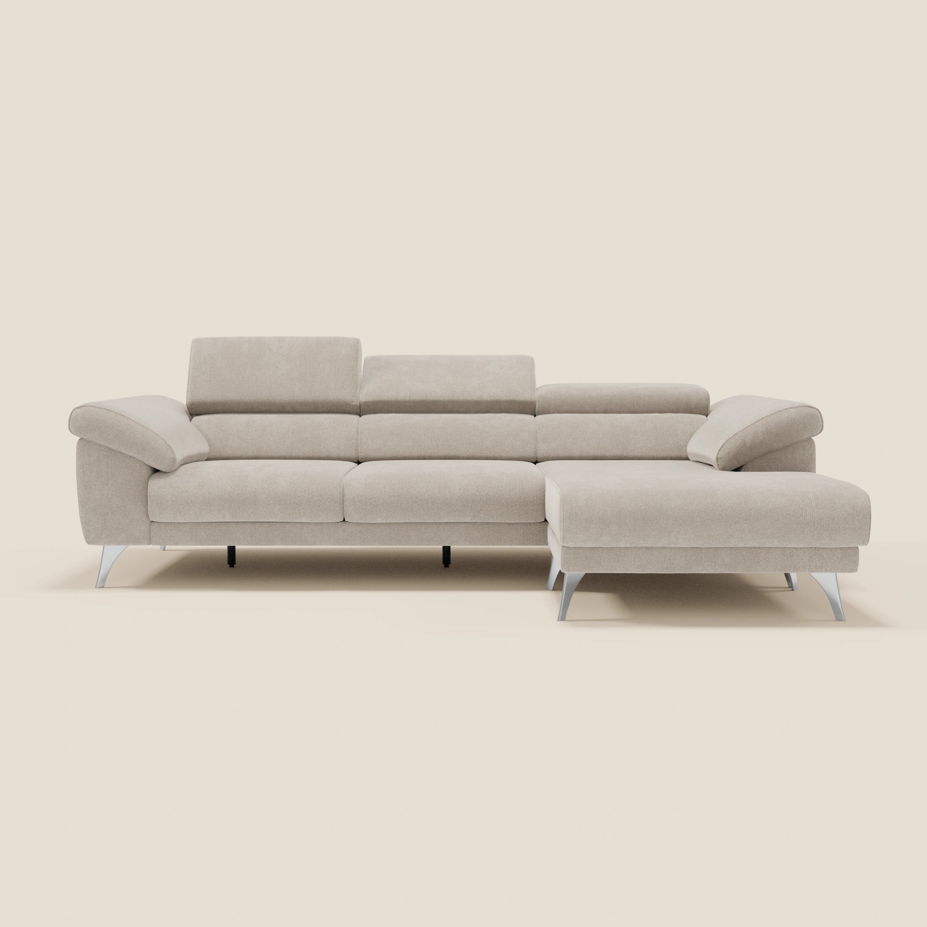 Il divano angolare Donatello di Divani.Store, in morbido tessuto T23 panna antimacchia, è dotato di sedute scorrevoli, braccioli contenitori, poggiatesta regolabili e poltrona destra a L, ideale per un comfort moderno.