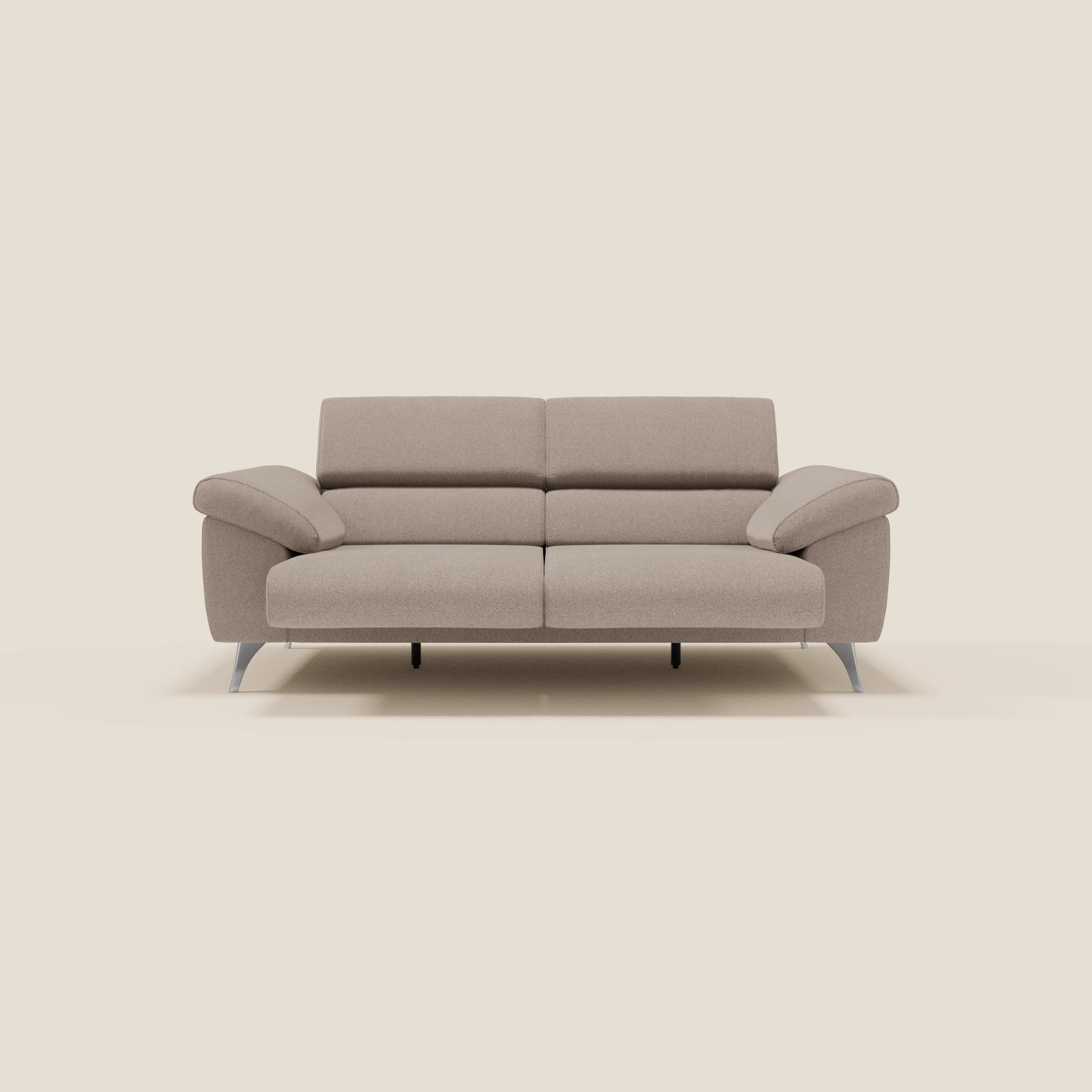 Il divano Donatello di Divani.Store, in tessuto smacchiabile T23 tortora, è caratterizzato da ampi braccioli contenitori, sedute allungabili e poggiatesta reclinabili. Il suo moderno design italiano con gambe in metallo offre 2-3 posti a sedere e risalta su uno sfondo chiaro.