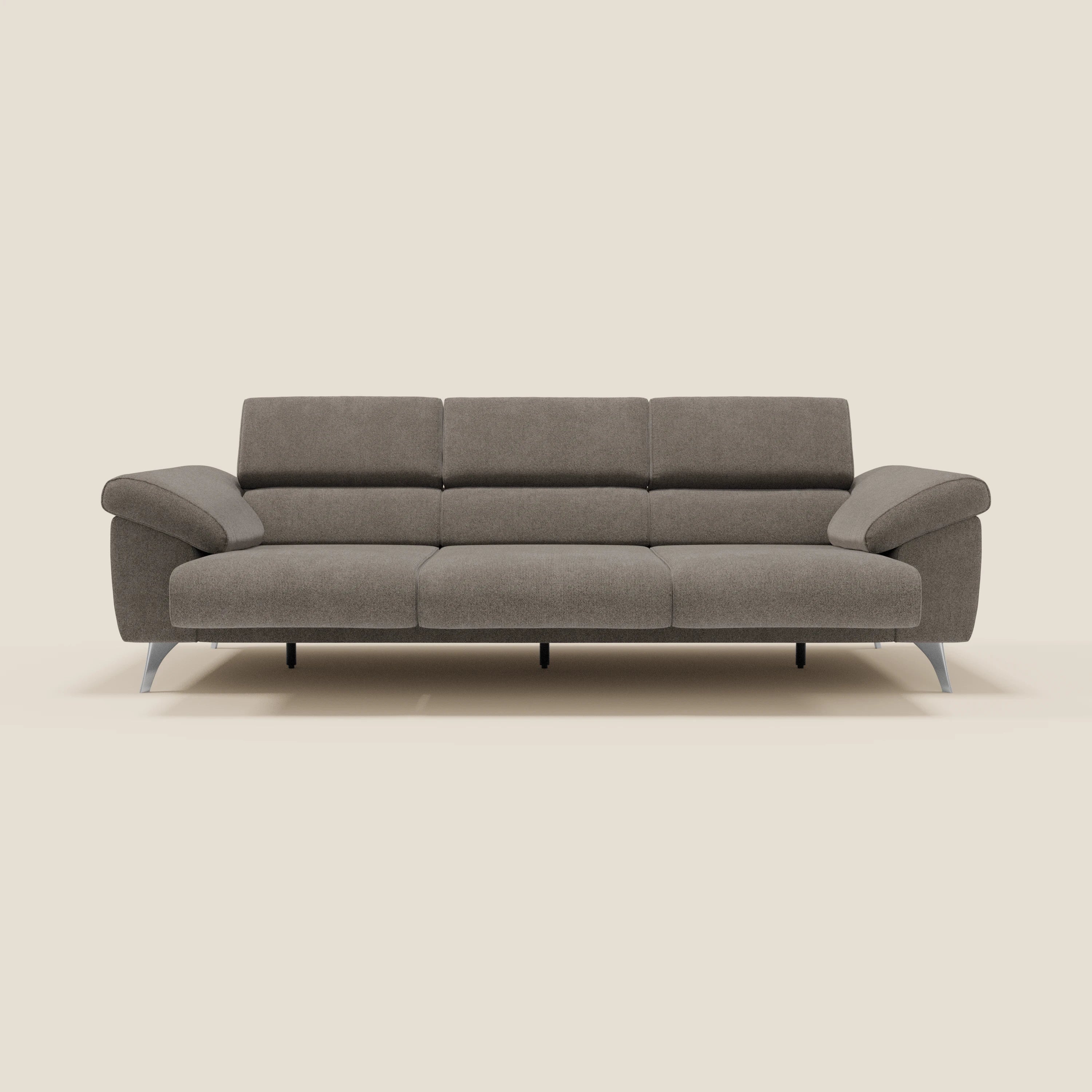 Il divano Donatello 3 sedute allungabili di Divani.Store, in tessuto smacchiabile T23 talpa, è caratterizzato da braccioli contenitore e poggiatesta reclinabili per un comfort contemporaneo in un design pulito e minimalista su uno sfondo beige chiaro.