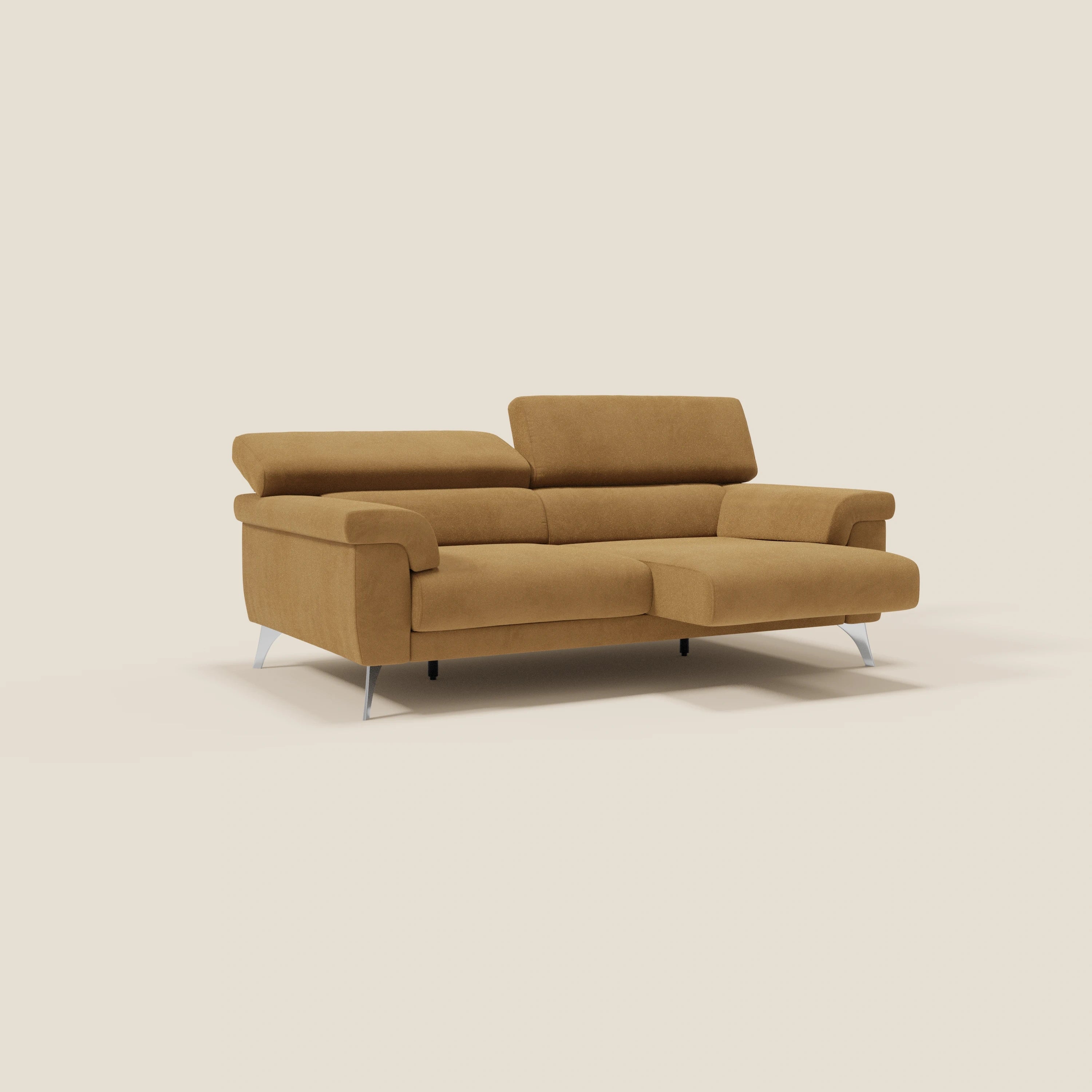 Il divano Raffaello di Divani.Store in microfibra antimacchia T11 cuoio è caratterizzato da sedute allungabili, poggiatesta reclinabili, ampi braccioli e linee minimaliste. Le gambe cromate angolate e la chaise longue sul lato destro spiccano su uno sfondo bianco sporco.