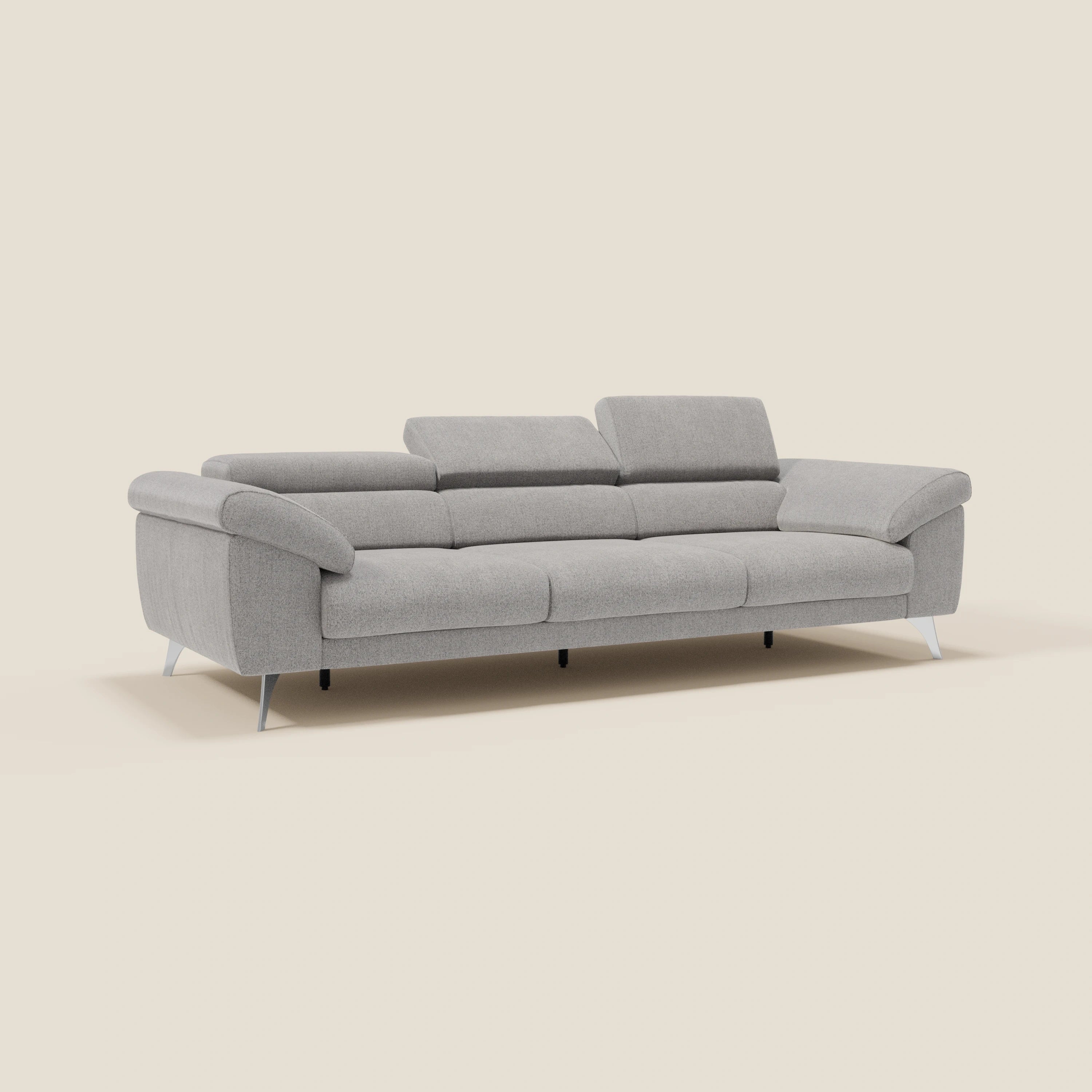 Il divano Donatello con 3 sedute allungabili di Divani.Store, in tessuto smacchiabile T23 grigio, è caratterizzato da braccioli contenitore, poggiatesta reclinabili e gambe angolari in metallo. Il fondo beige in tinta unita ne esalta l'aspetto elegante.