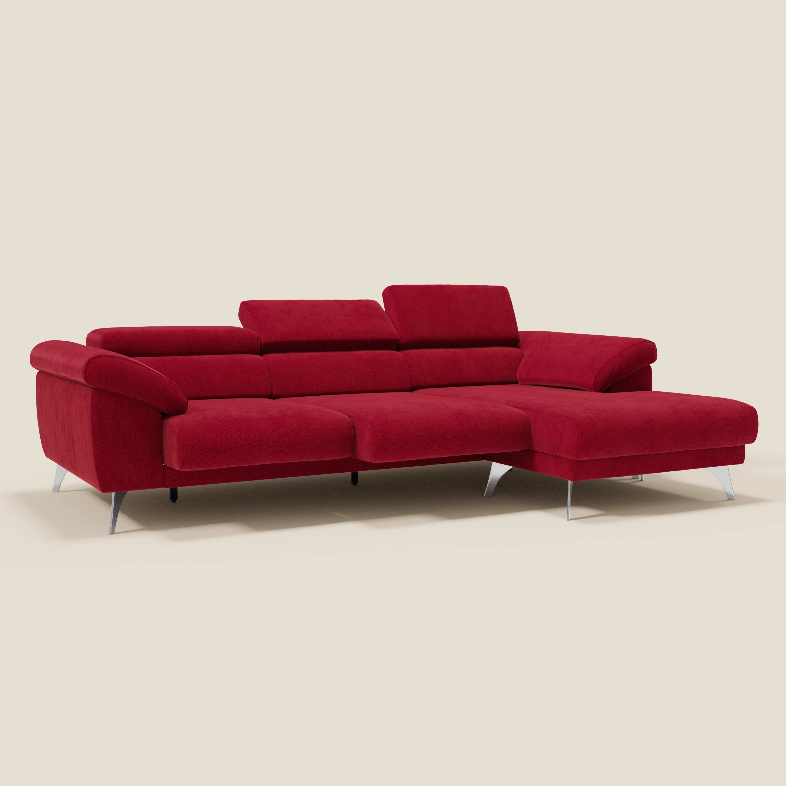 Il Donatello Divano angolare di Divani.Store è caratterizzato da sedute scorrevoli, braccioli contenitore, poggiatesta in tessuto smacchiabile T23 bordeaux e chaise lounge destra, su uno sfondo beige chiaro.