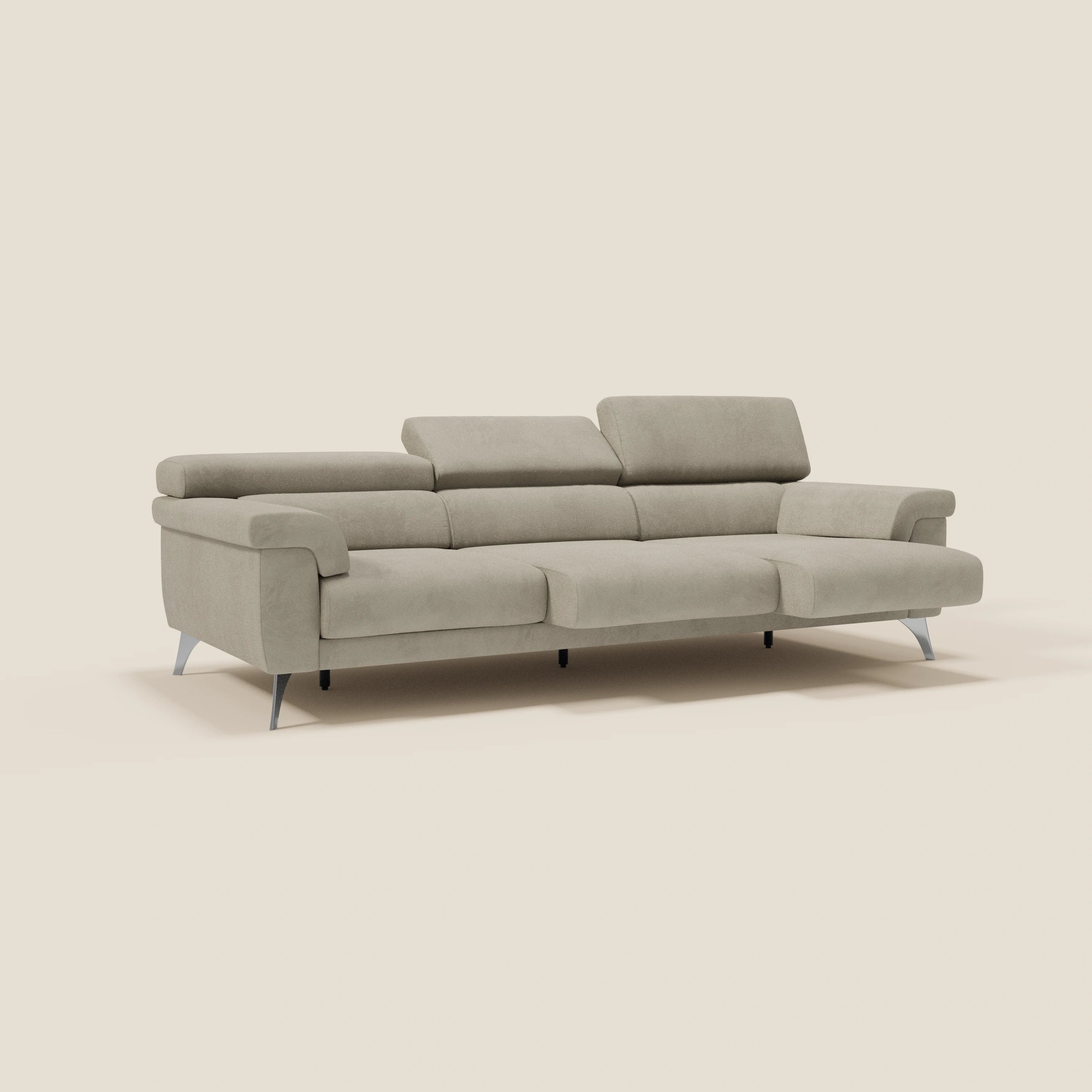 Il divano Raffaello di Divani.Store è caratterizzato da 3 sedute allungabili e poggiatesta reclinabili in microfibra tortora T11 antimacchia, con un design moderno e sottili gambe in metallo.