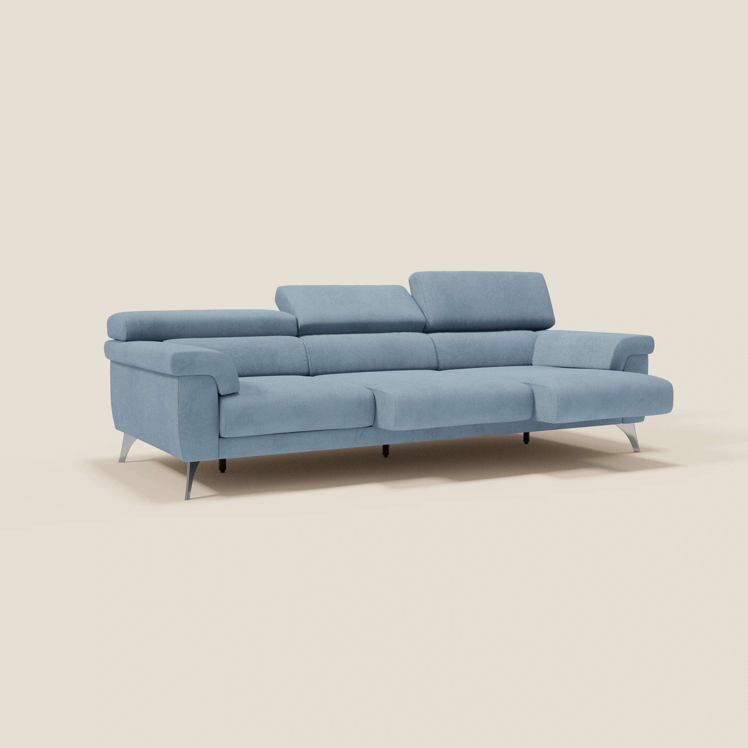 Il divano Raffaello di Divani.Store è dotato di 3 sedute allungabili, poggiatesta reclinabili e microfibra antimacchia T11 carta da zucchero. Il suo design moderno e minimalista aggiunge comfort e stile avanzato a qualsiasi spazio con uno sfondo beige.