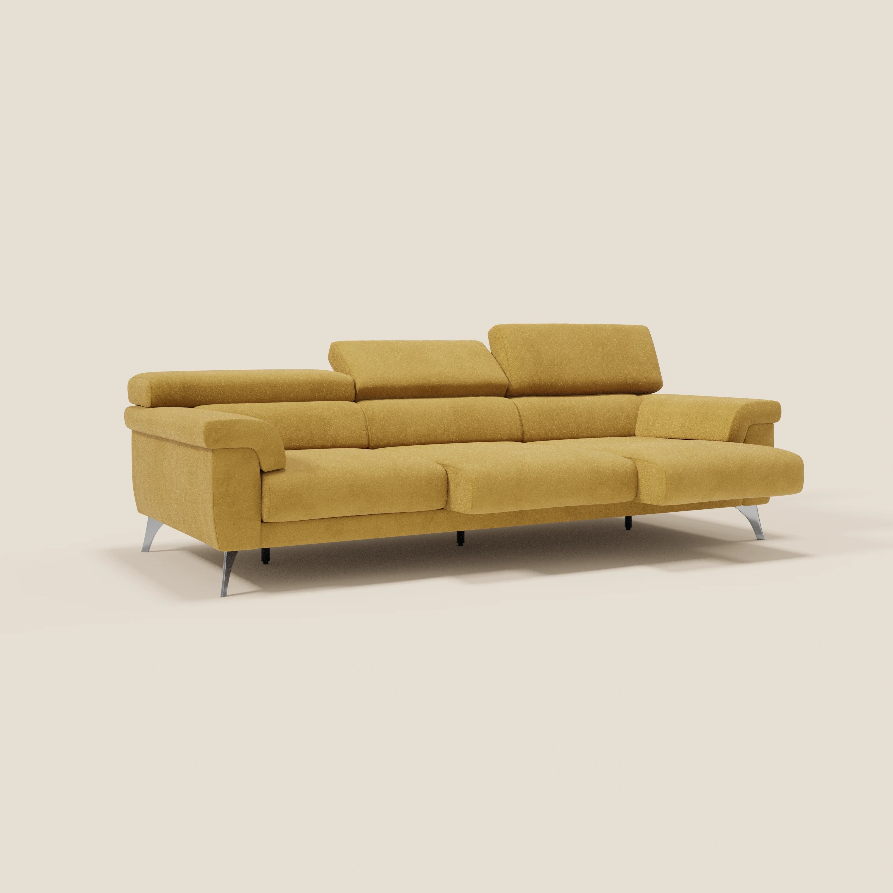 Divano moderno Raffaello di Divani.Store in microfibra gialla T11 antimacchia con 3 sedute allungabili, poggiatesta reclinabili e ampi braccioli. Design elegante con gambe metalliche angolate, dettagli minimali, su uno sfondo bianco sporco.