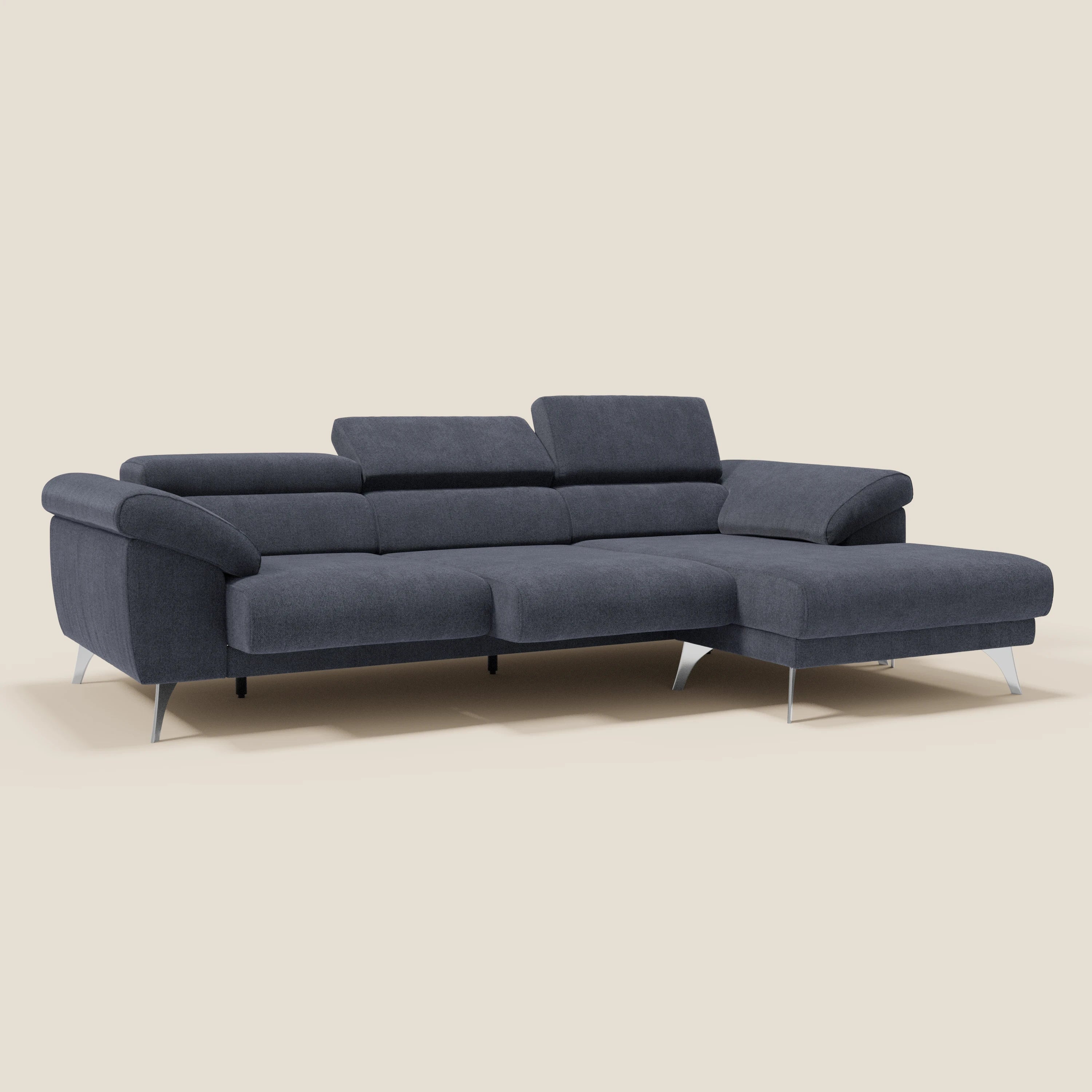 Il divano angolare Donatello di Divani.Store in blu ardesia T23 è dotato di sedute scorrevoli, braccioli contenitore, poggiatesta regolabili e chaise lounge a destra. Realizzato in morbido tessuto antimacchia per garantire comfort e facilità di manutenzione.