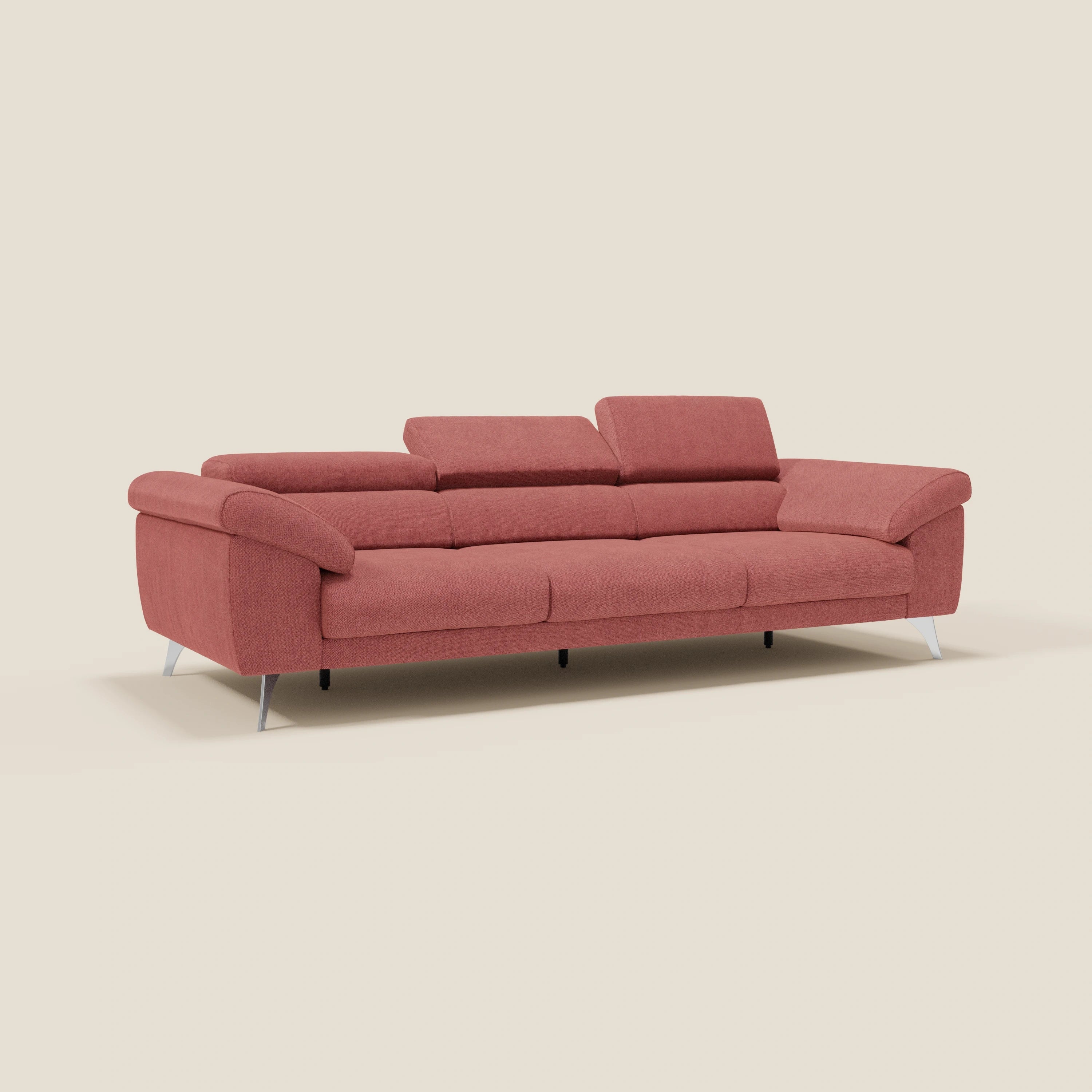 Il divano Donatello di Divani.Store è caratterizzato da 3 sedute allungabili, braccioli contenitore, poggiatesta reclinabili e tessuto antimacchia T23 rosso ciliegia. Le sottili gambe in metallo aggiungono un tocco contemporaneo sullo sfondo beige.