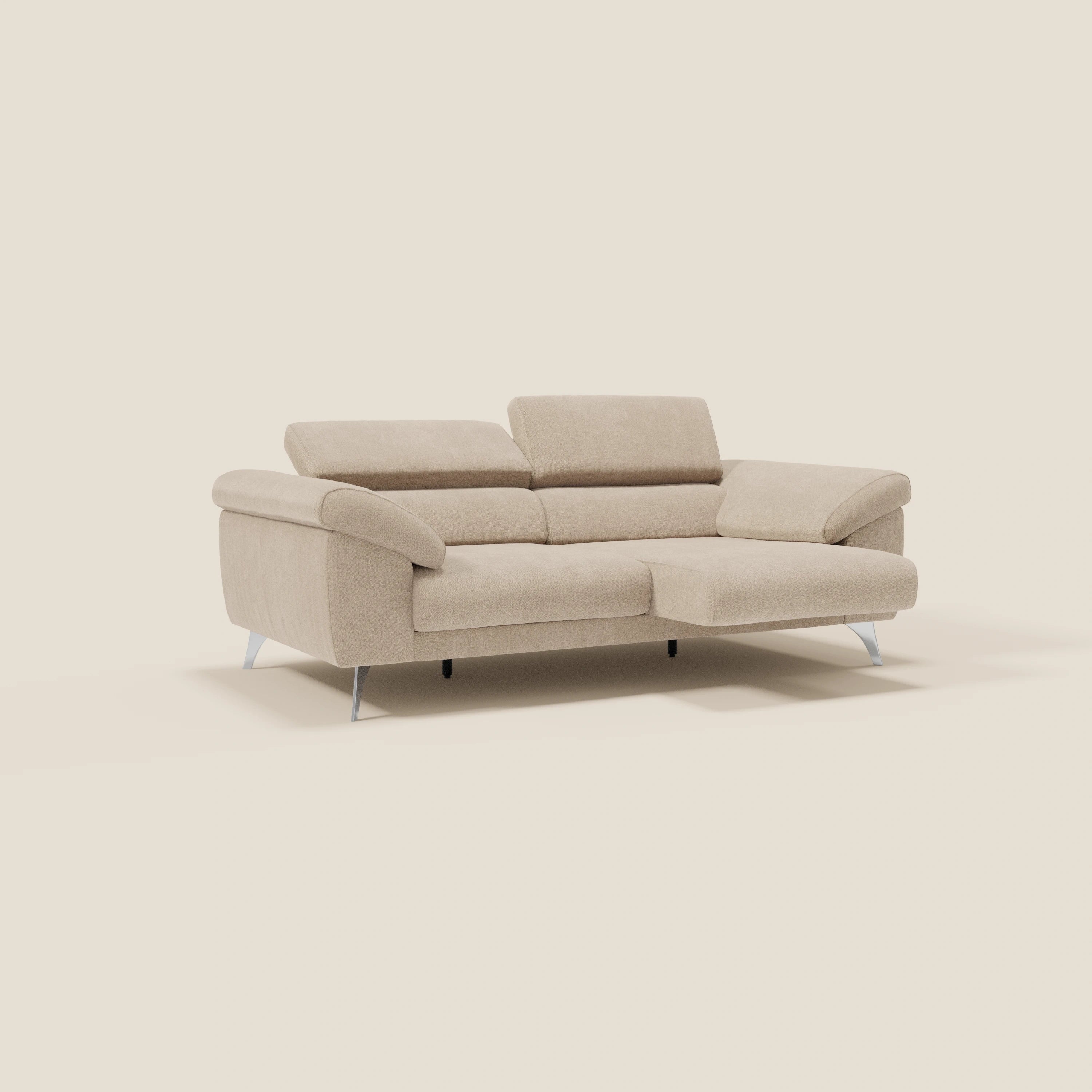 Il divano Donatello di Divani.Store in tessuto smacchiabile T23 beige offre sedute allungabili, braccioli contenitore, poggiatesta reclinabili e moderna chaise longue destra, con eleganti gambe in metallo e design contemporaneo.