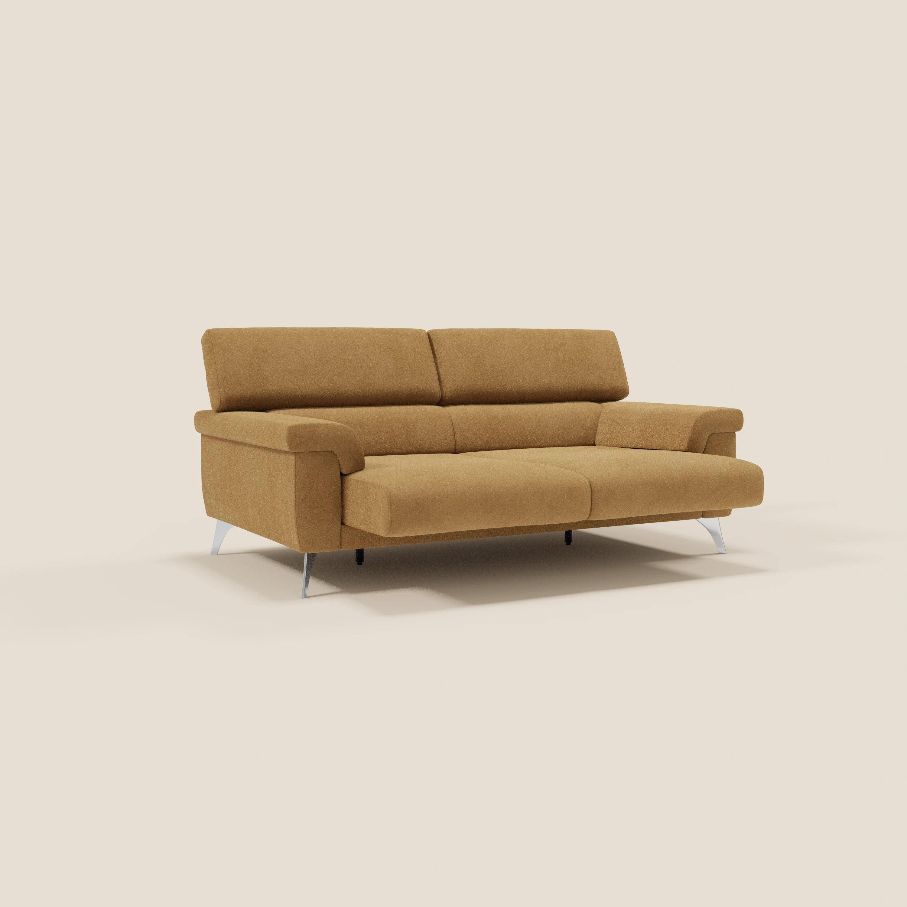 Il divano Raffaello con sedute allungabili e poggiatesta reclinabili in microfibra smacchiabile T11 cuoio di Divani.Store è caratterizzato da un design minimalista e contemporaneo con due ampi cuscini per la seduta e lo schienale, braccioli bassi e gambe angolate in metallo.