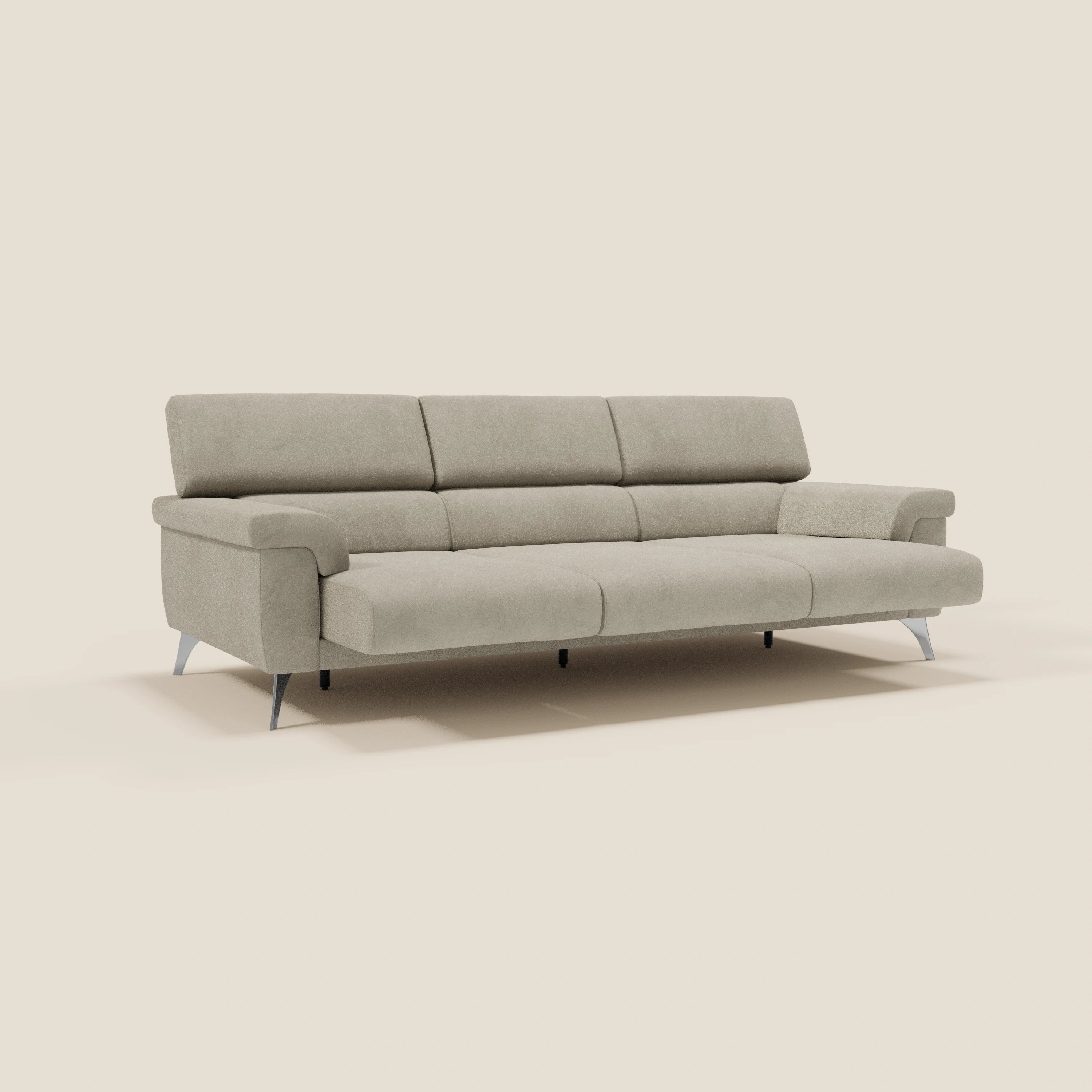 Il divano Raffaello di Divani.Store è dotato di 3 sedute allungabili, poggiatesta reclinabili e microfibra tortora T11 facile da pulire per un comfort avanzato e un look moderno.